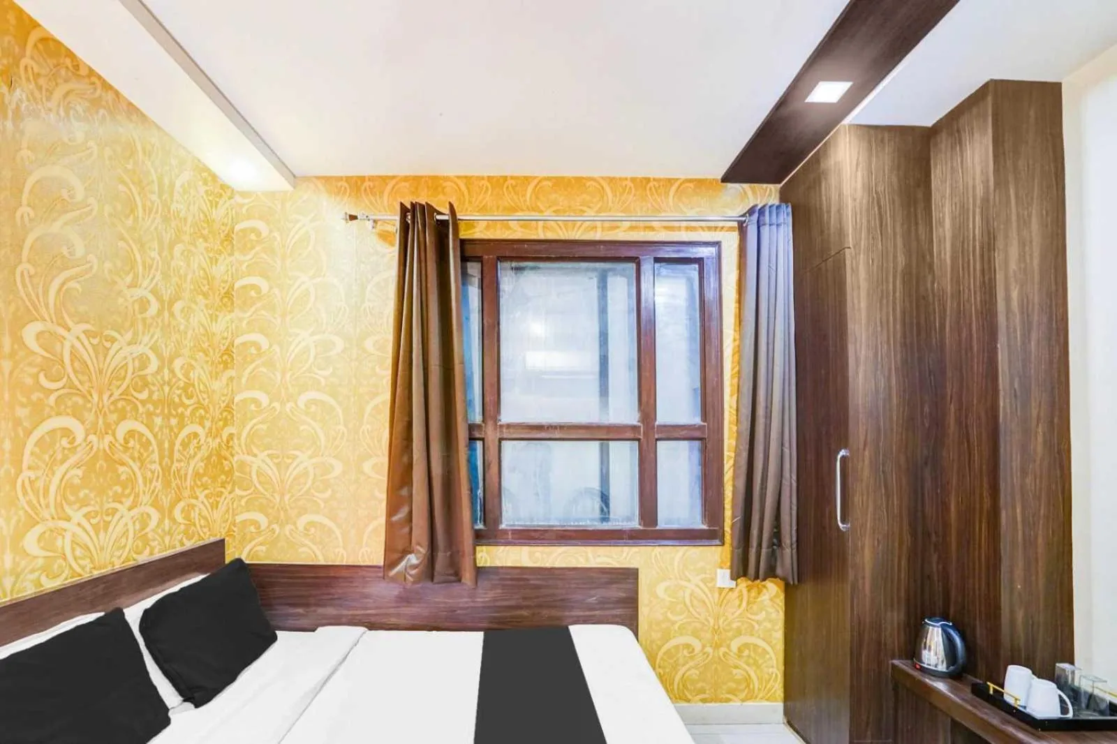 Bedroom, Bed in Super Collection O Sindhi Camp Formerly Hotel Abhinandan Inn