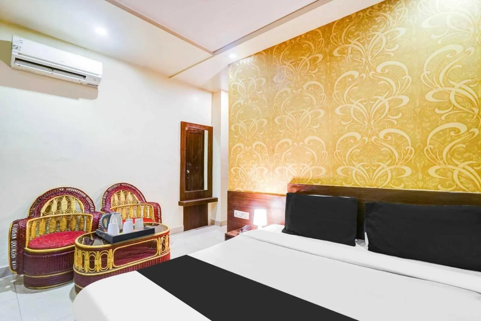 Bedroom, Bed in Super Collection O Sindhi Camp Formerly Hotel Abhinandan Inn