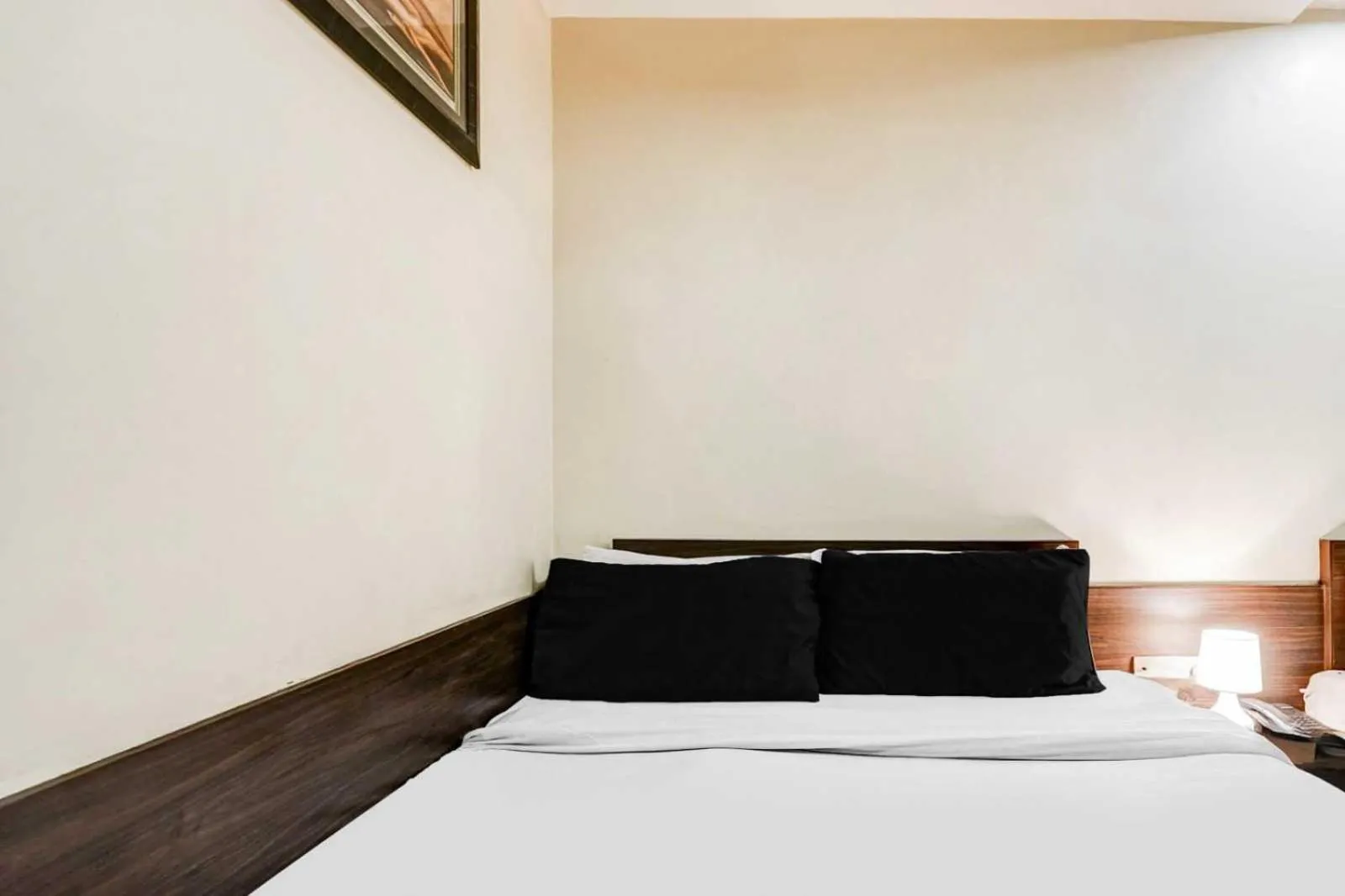 Bedroom, Bed in Super Collection O Sindhi Camp Formerly Hotel Abhinandan Inn