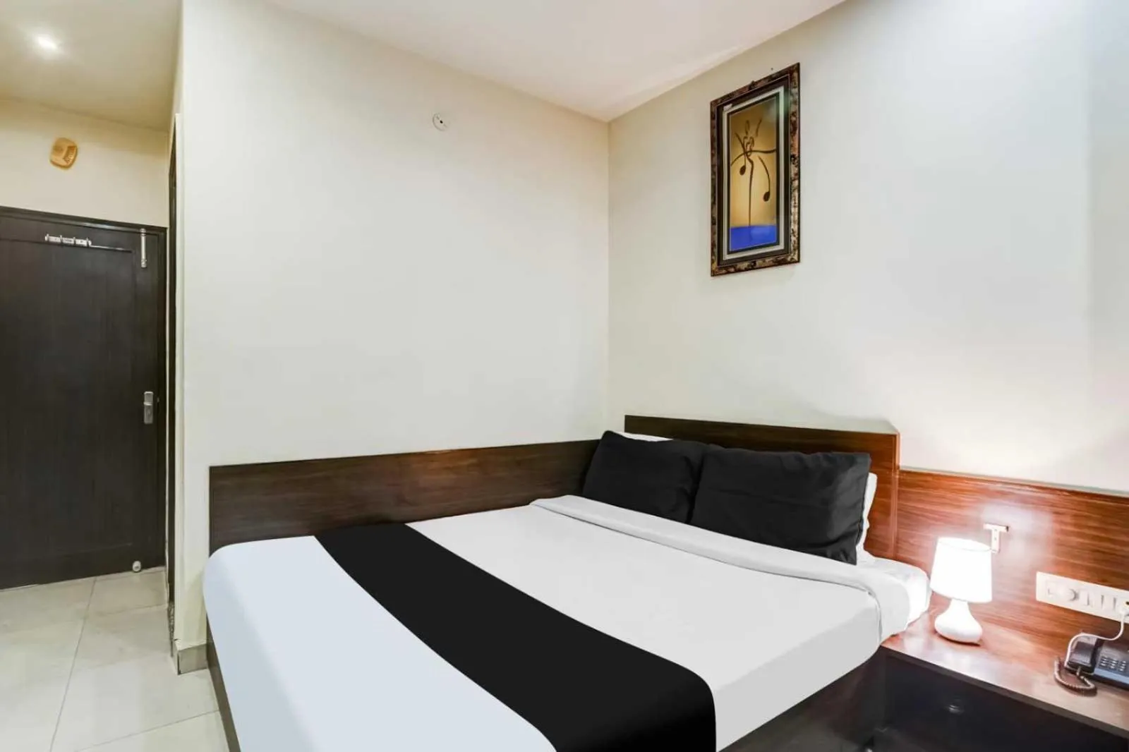 Bedroom, Bed in Super Collection O Sindhi Camp Formerly Hotel Abhinandan Inn