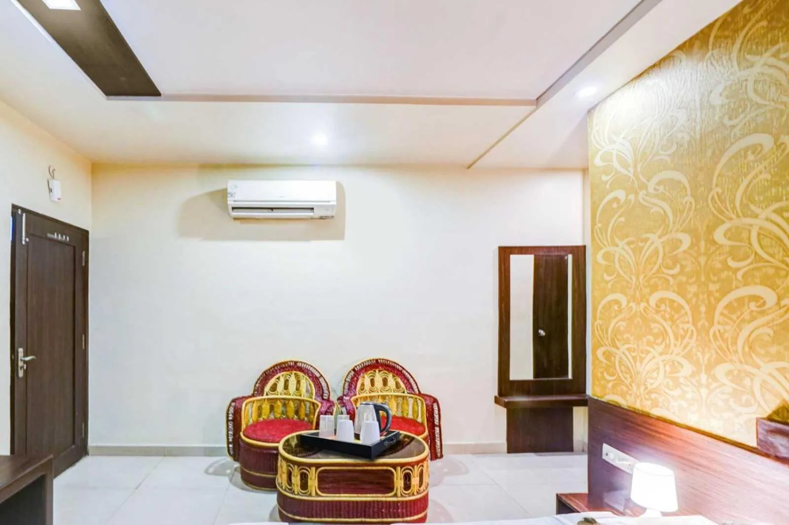 Bedroom in Super Collection O Sindhi Camp Formerly Hotel Abhinandan Inn