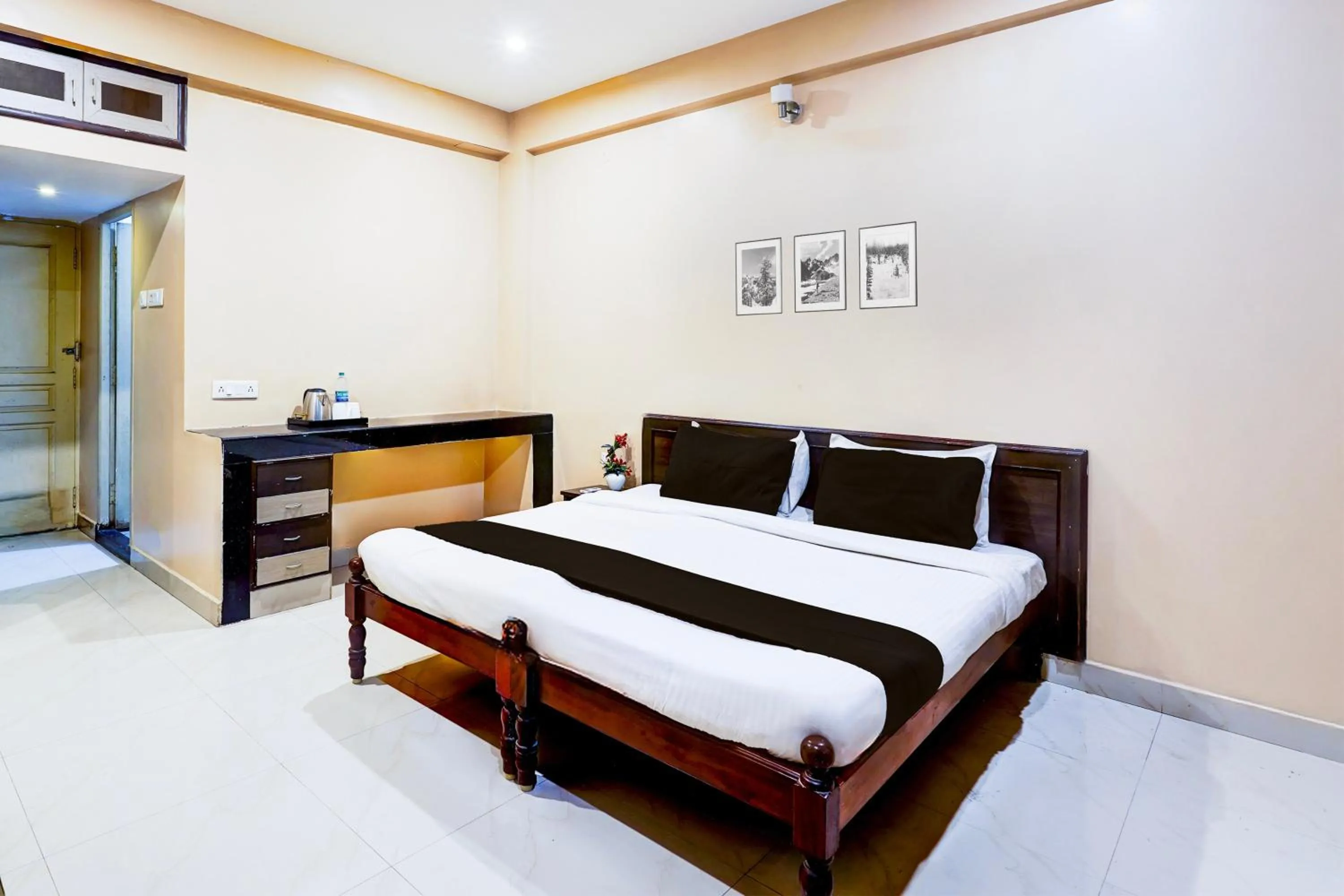 Bedroom in Hotel O Chrompet Near Rela Hospital