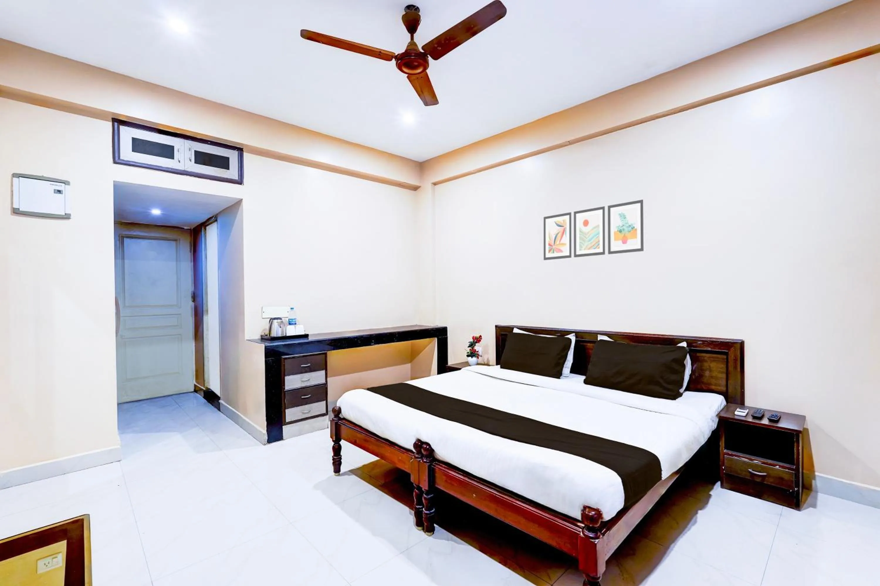 Bedroom in Hotel O Chrompet Near Rela Hospital