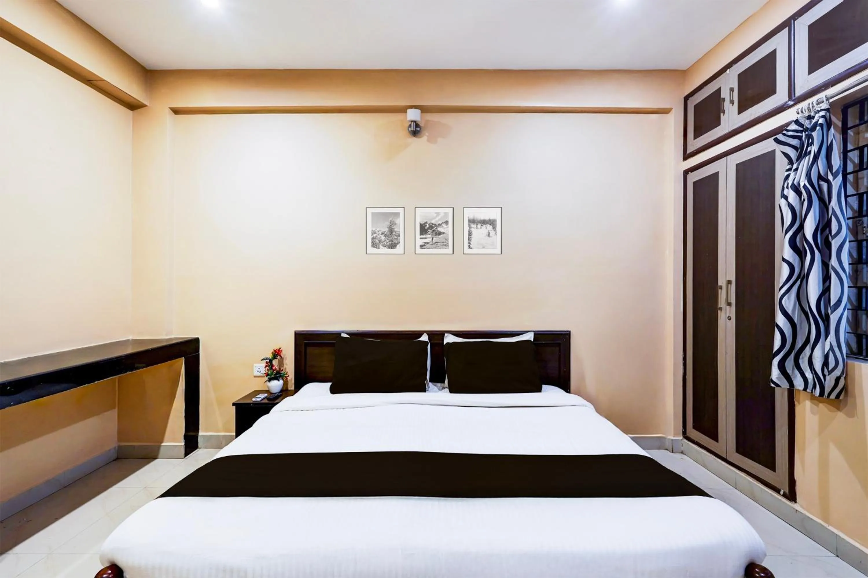 Bedroom in Hotel O Chrompet Near Rela Hospital