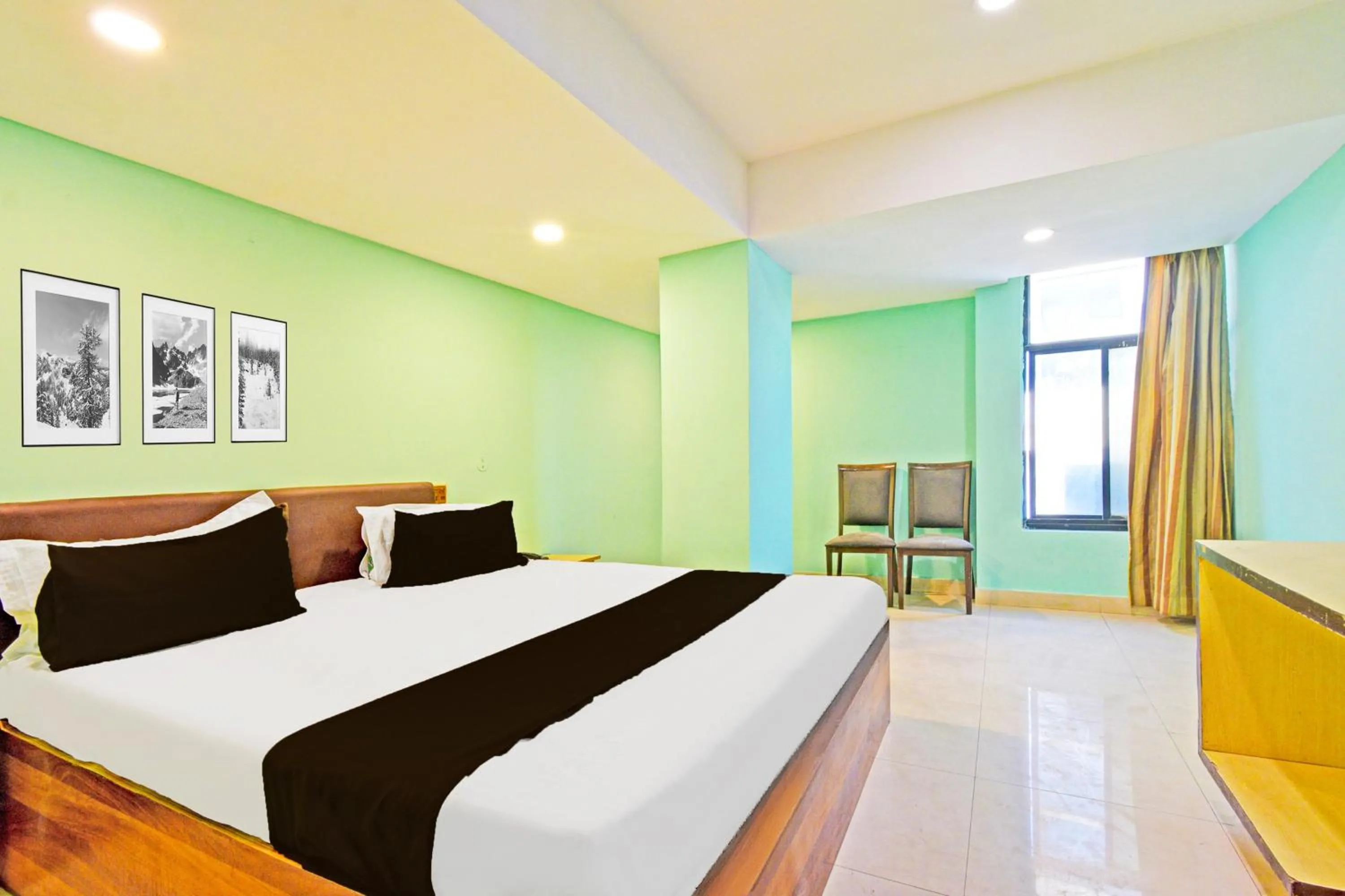 Bedroom, Bed in Super Townhouse Ameerpet Balkampet Road