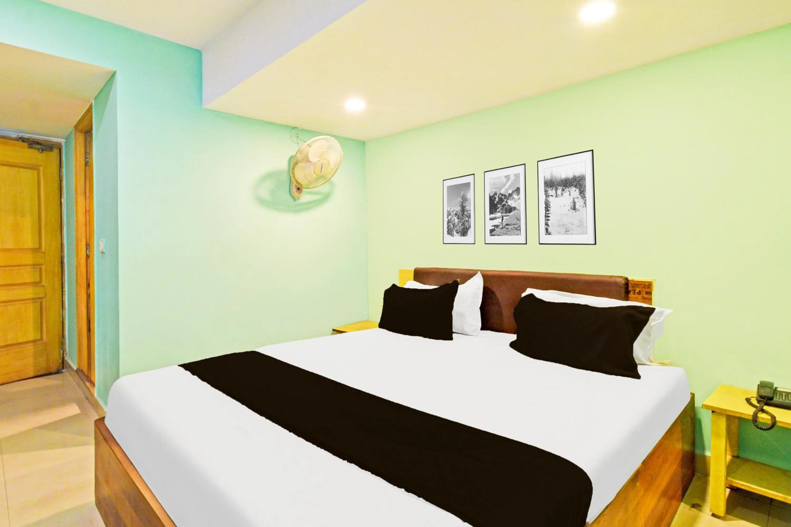 Bedroom, Bed in Super Townhouse Ameerpet Balkampet Road