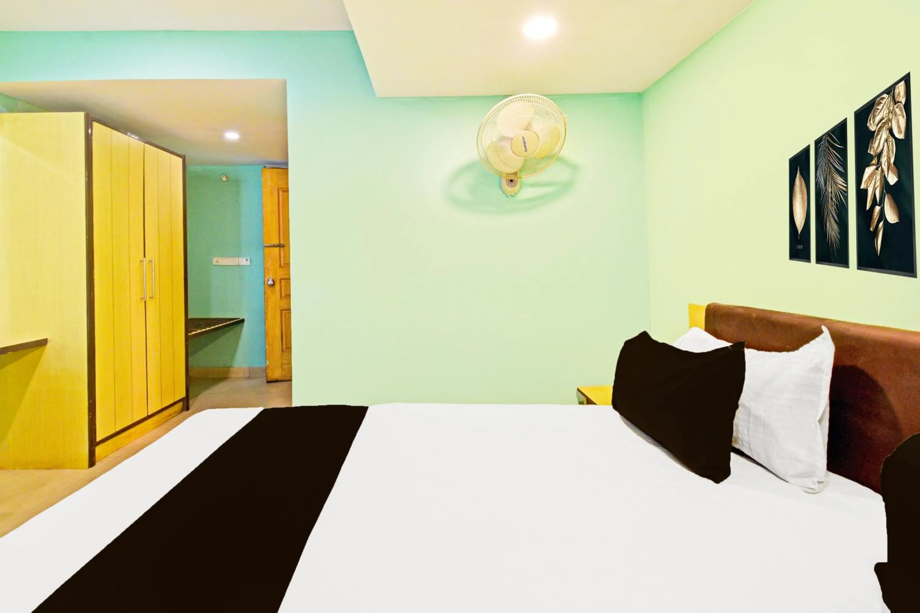 Bedroom, Bed in Super Townhouse Ameerpet Balkampet Road