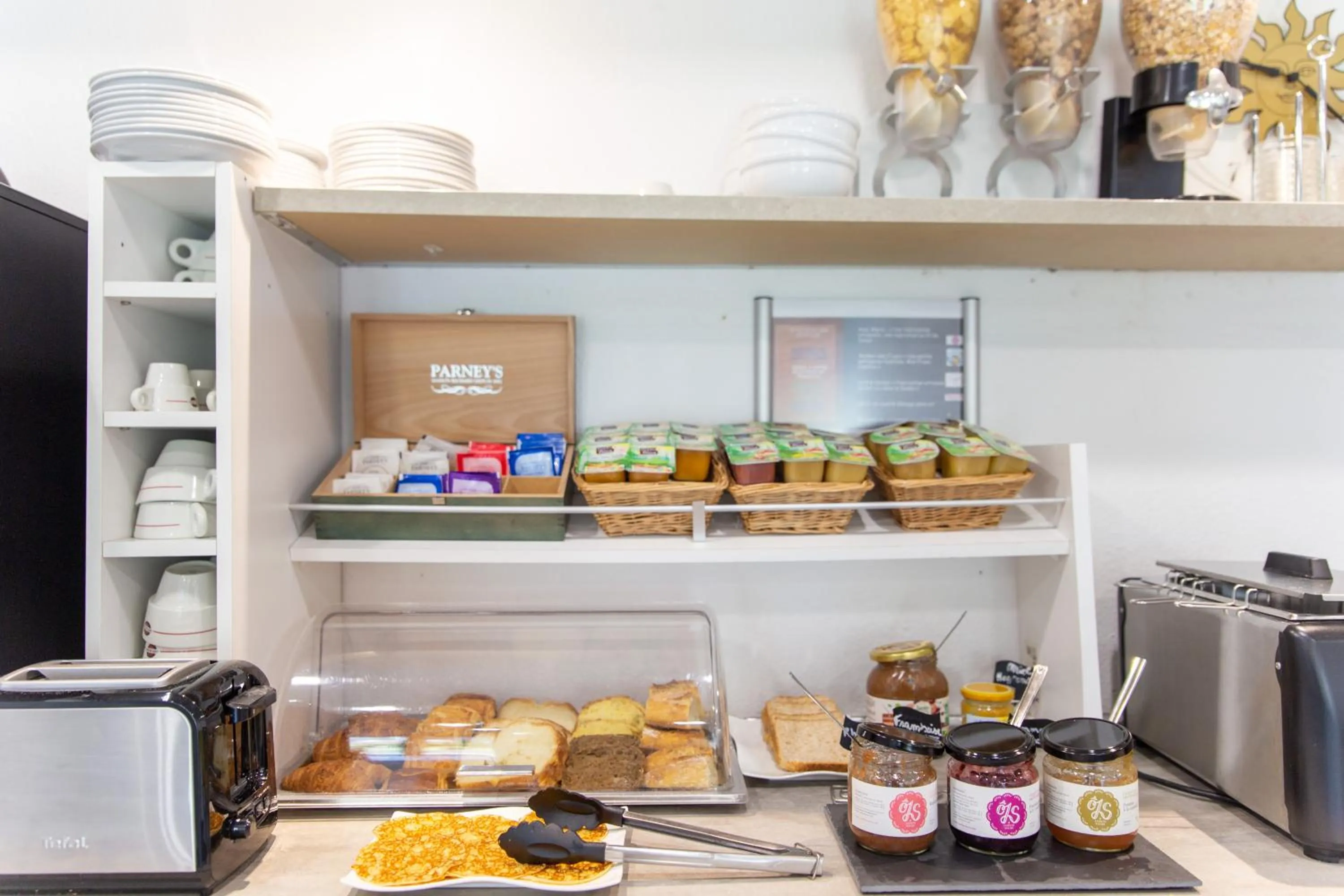 Breakfast in Zenitude Quality Aparthotel Reims - Saint-Thomas