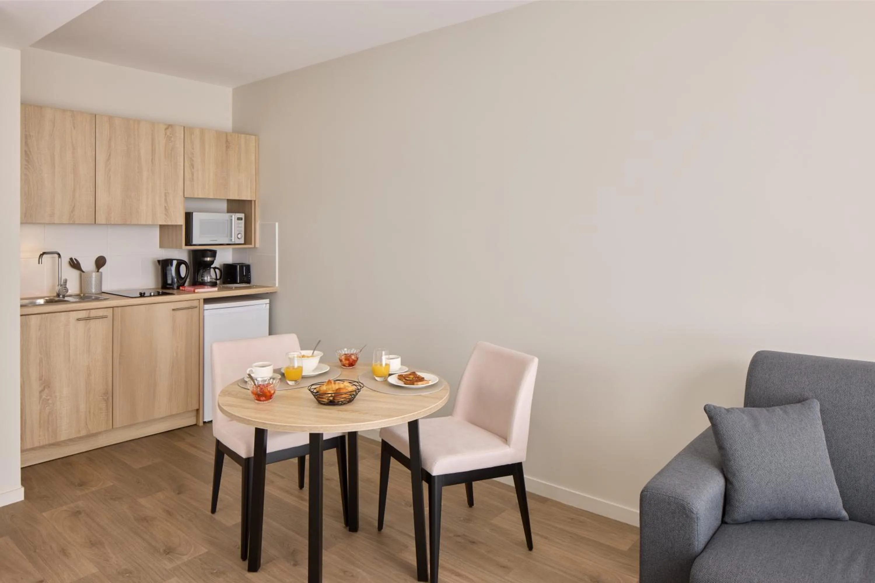 Kitchen or kitchenette in Zenitude Quality Aparthotel Reims - Saint-Thomas