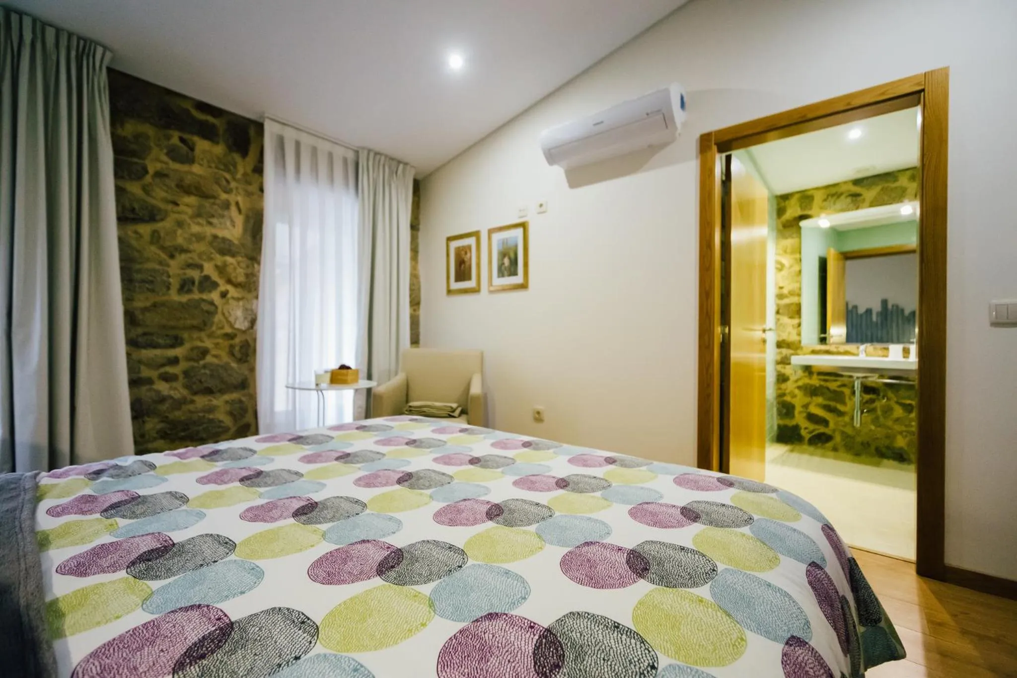Shower, Bed in Vougaldeias Casas da Seara