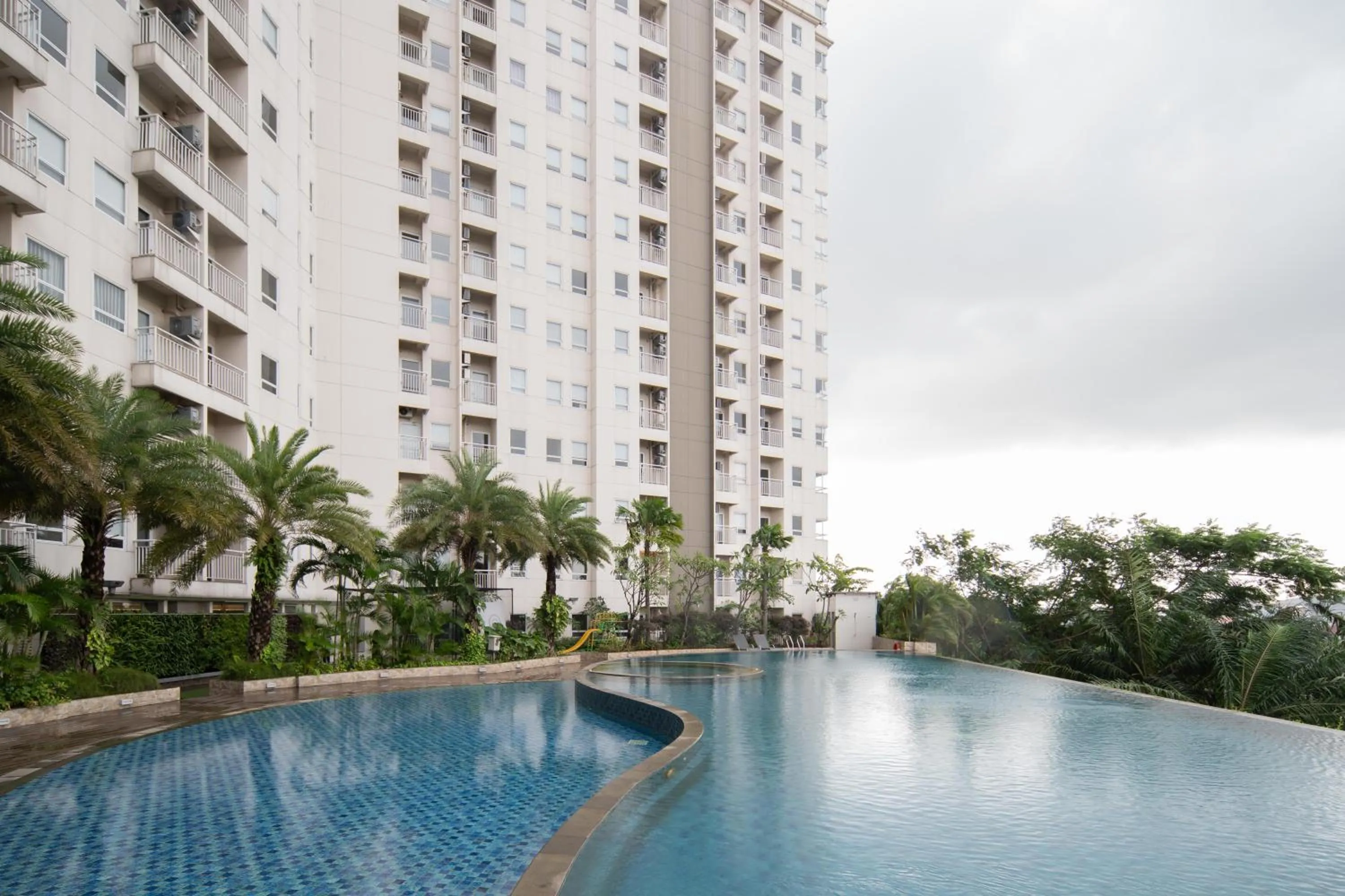 Swimming pool in Cove Merakey