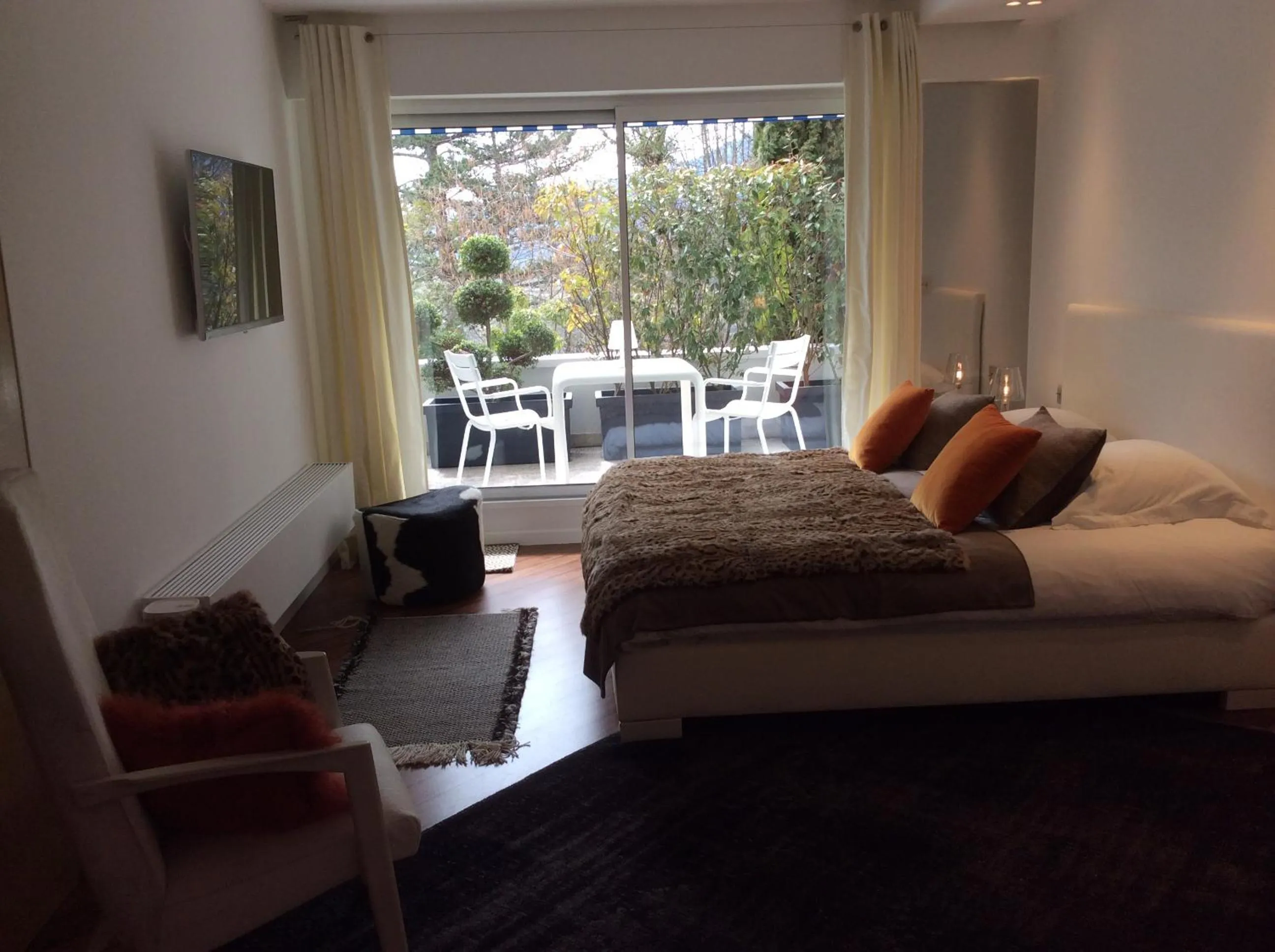 Photo of the whole room in La Villa Haute Corniche