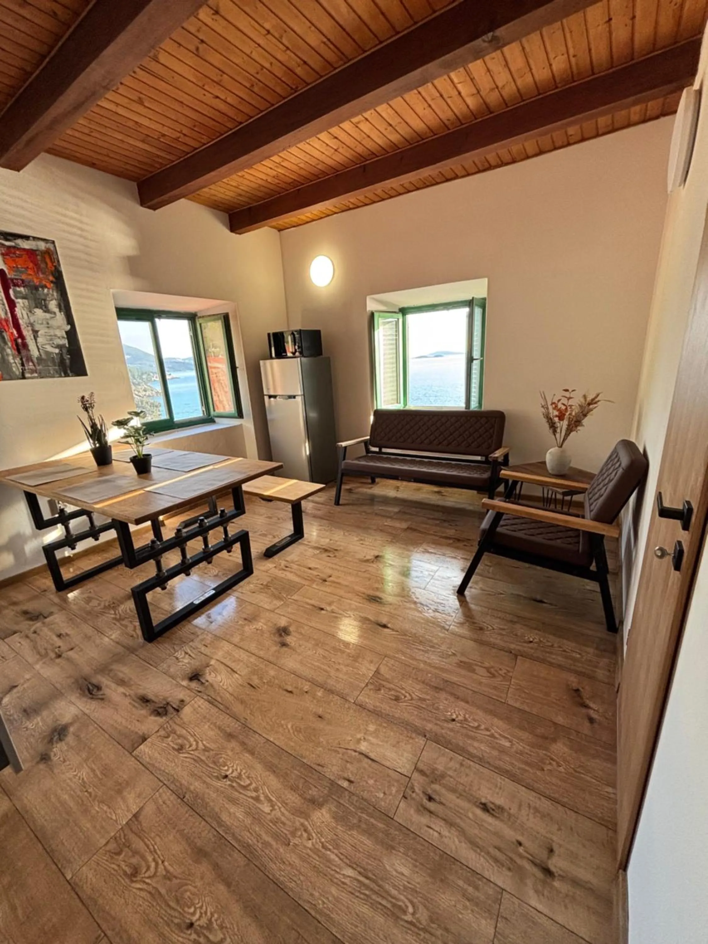 Two-Bedroom Apartment with Sea View in Old Stone House 2