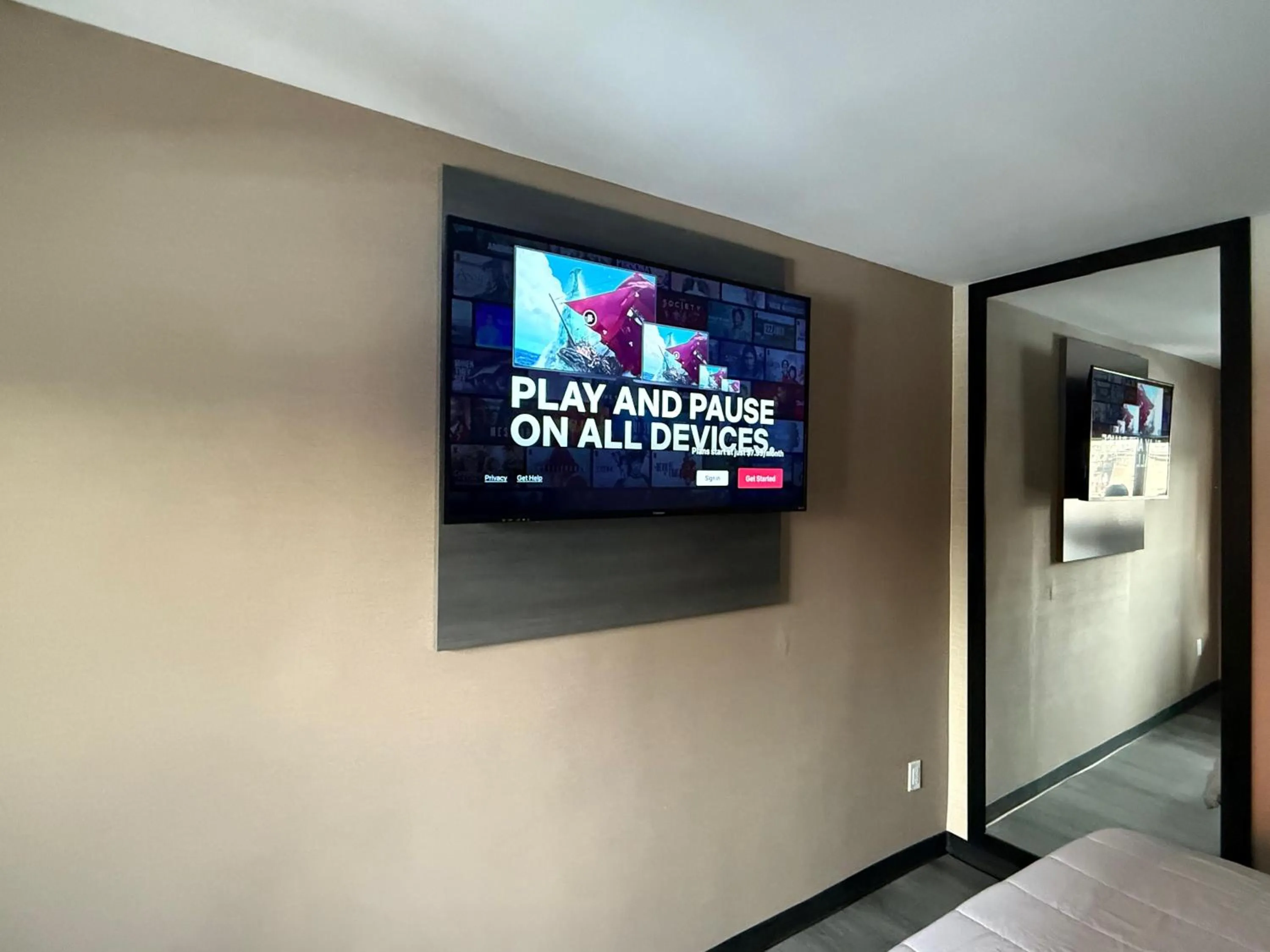 TV and multimedia in The Vine Hotel Bronx New