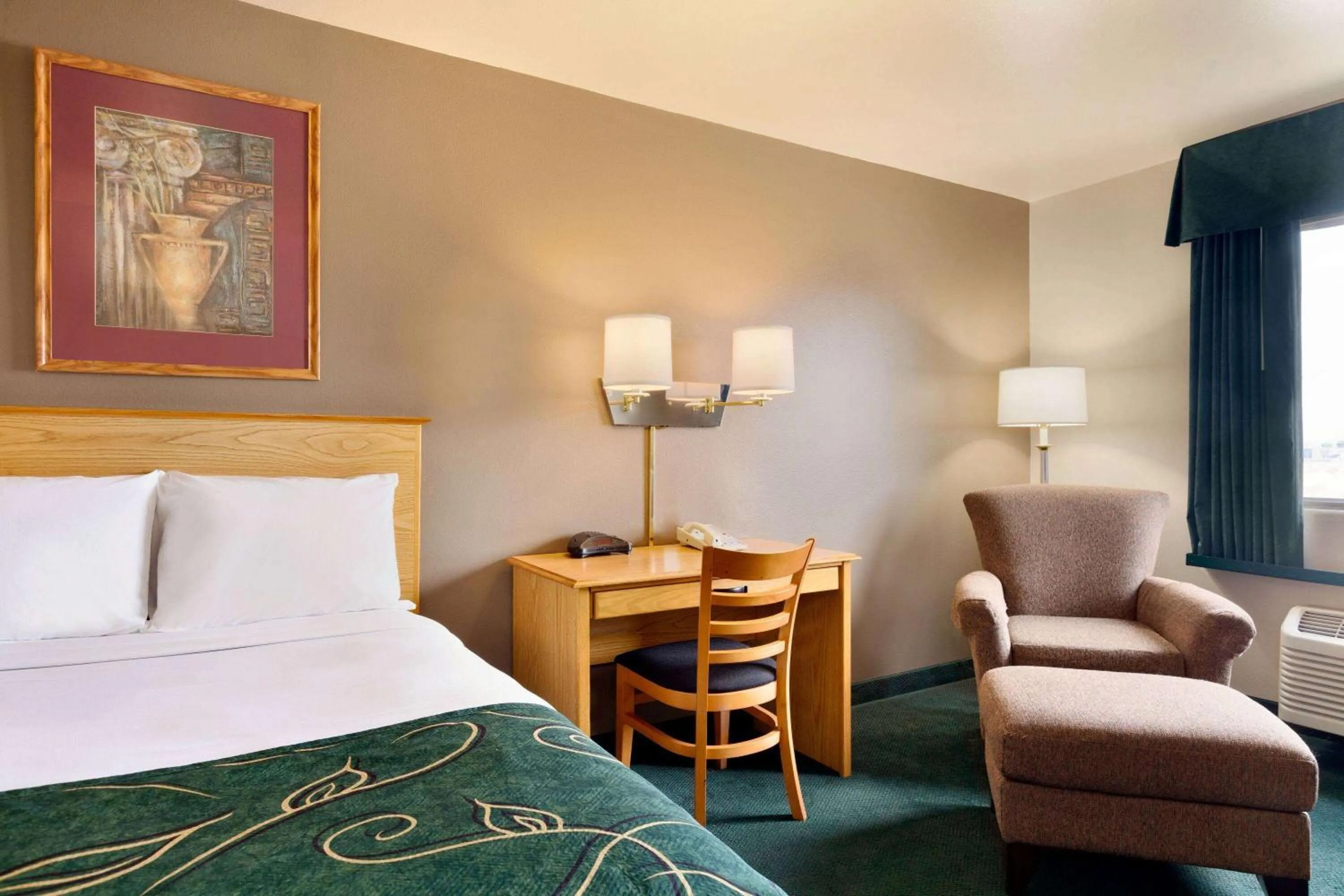 Photo of the whole room, Bed in Travelodge by Wyndham Yermo