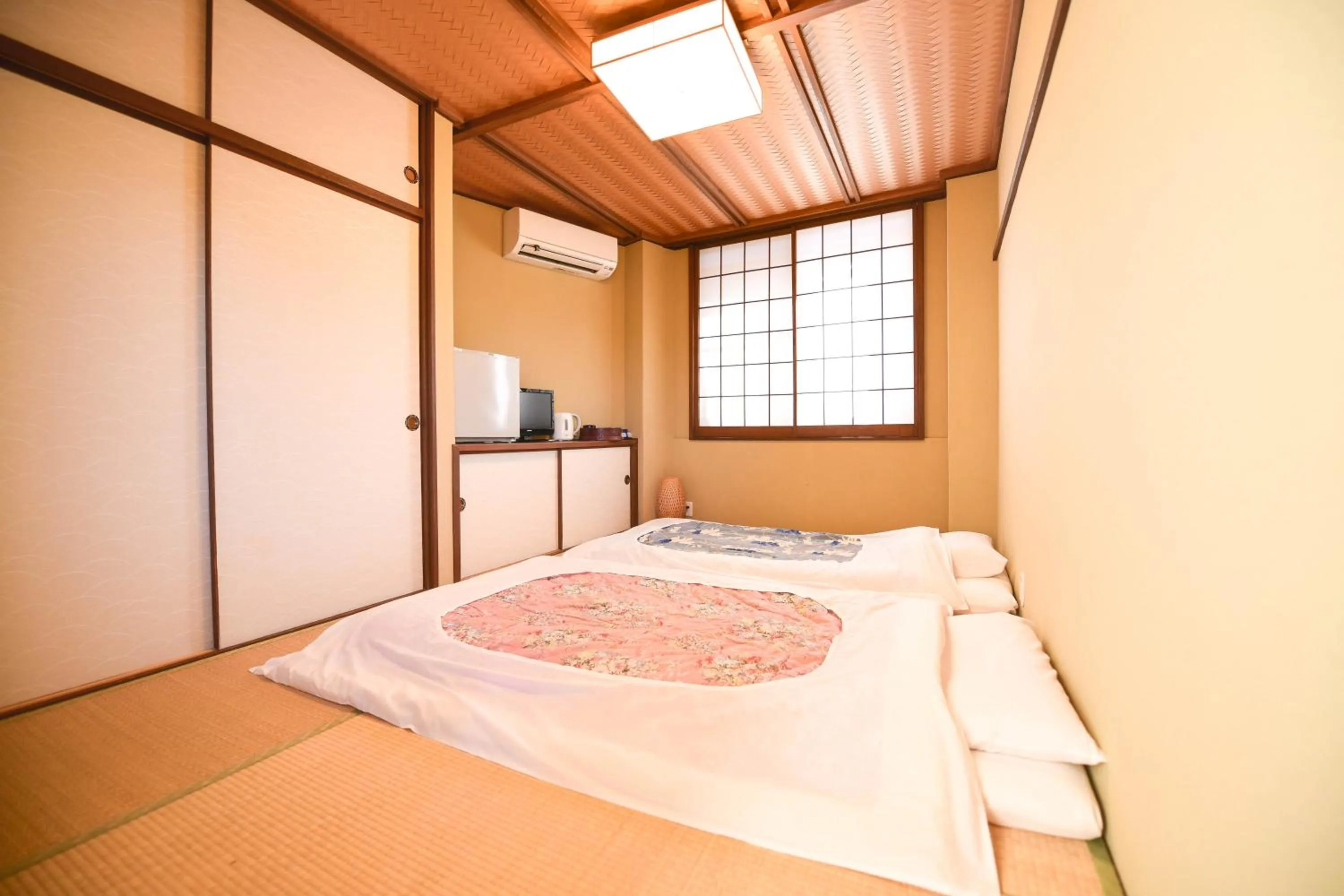 Bed in Kyo no Yado Sangen Ninenzaka