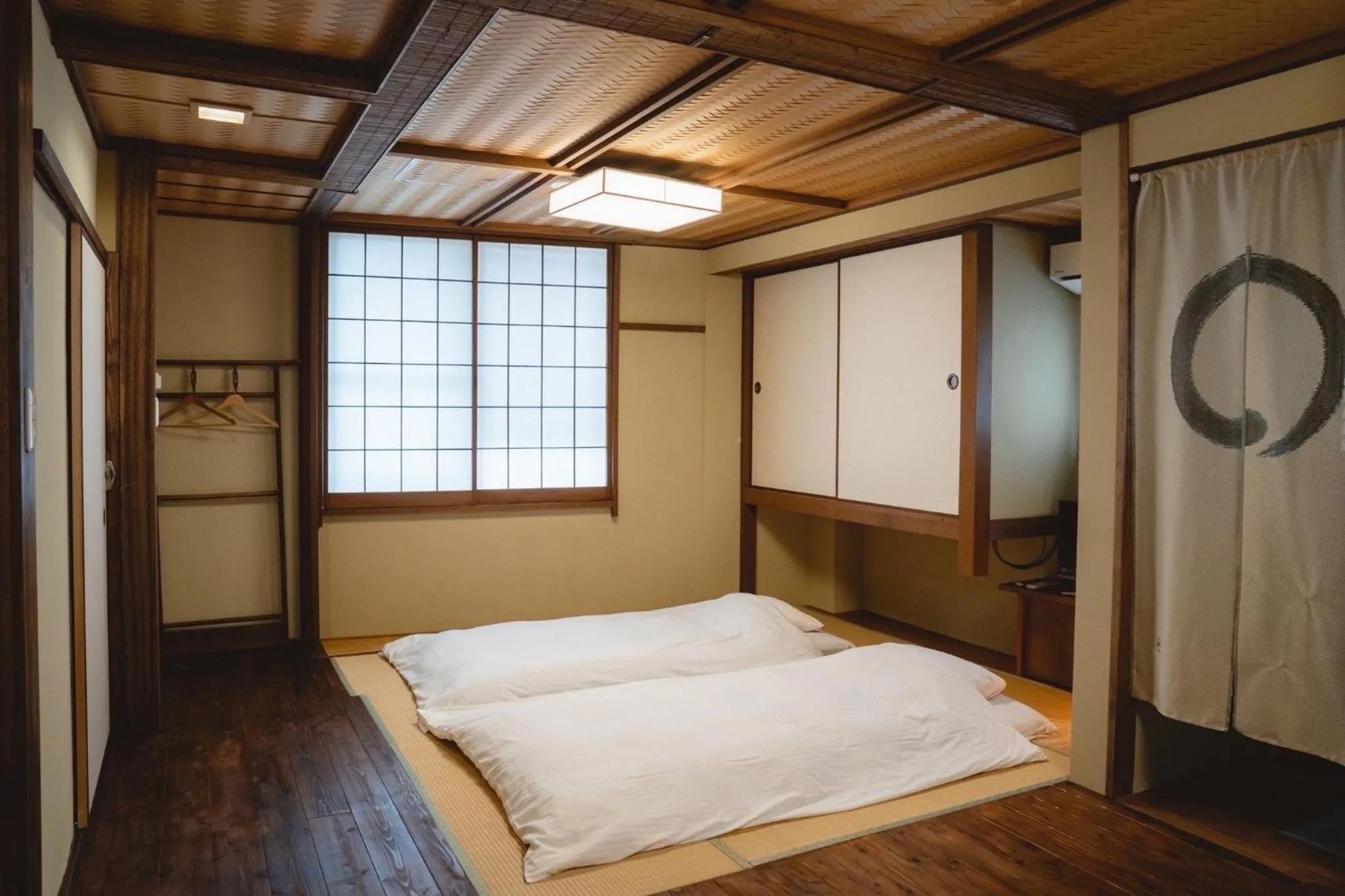 Photo of the whole room, Bed in Kyo no Yado Sangen Ninenzaka