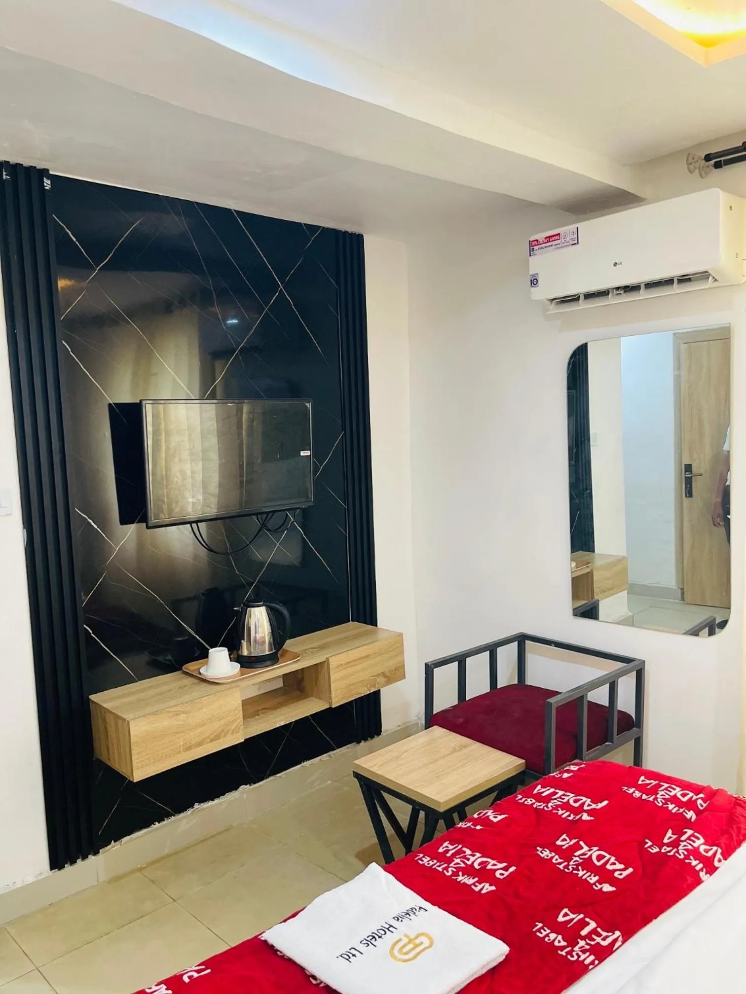 TV and multimedia, Bed in Hotel Padelia Apartment Airport Road Lagos