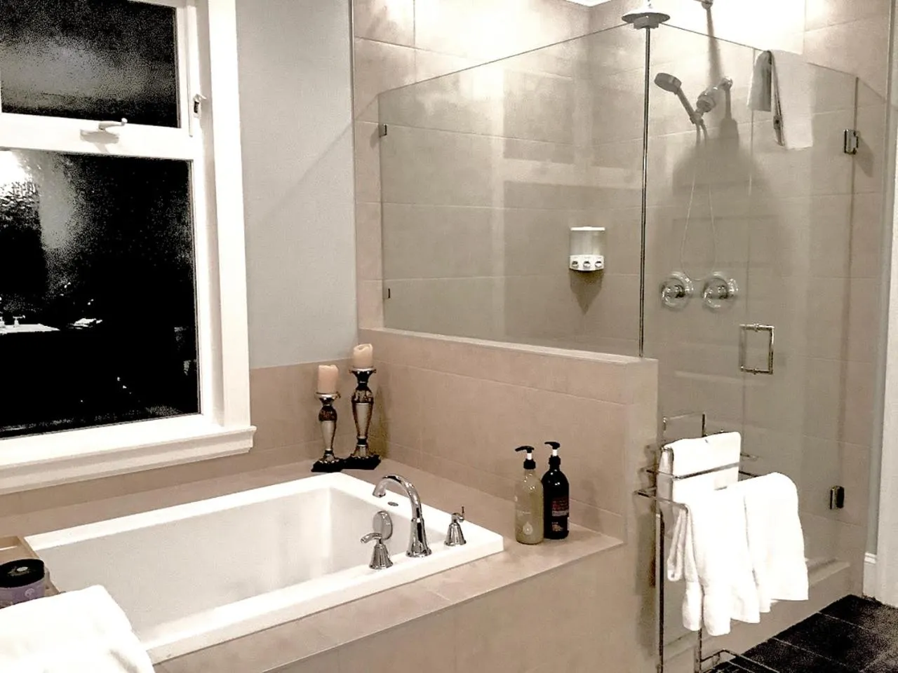 Shower in Sand and Salt Bed & Breakfast