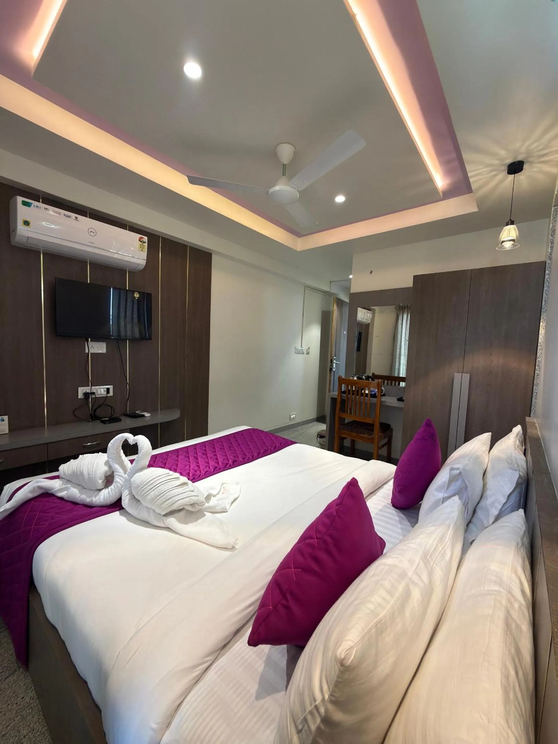 Bed in Daksh The Valley Resort - Saputara