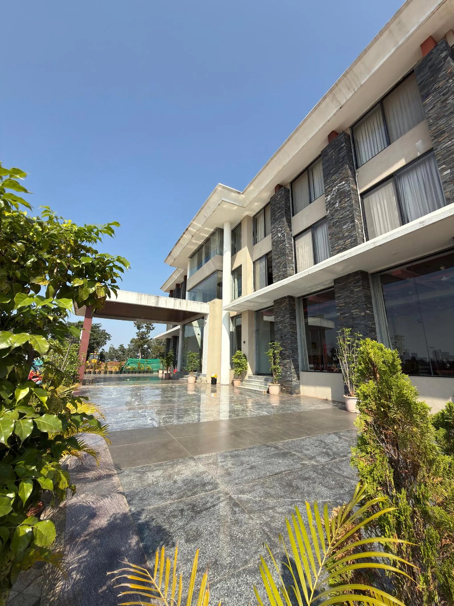 Daksh The Valley Resort - Saputara