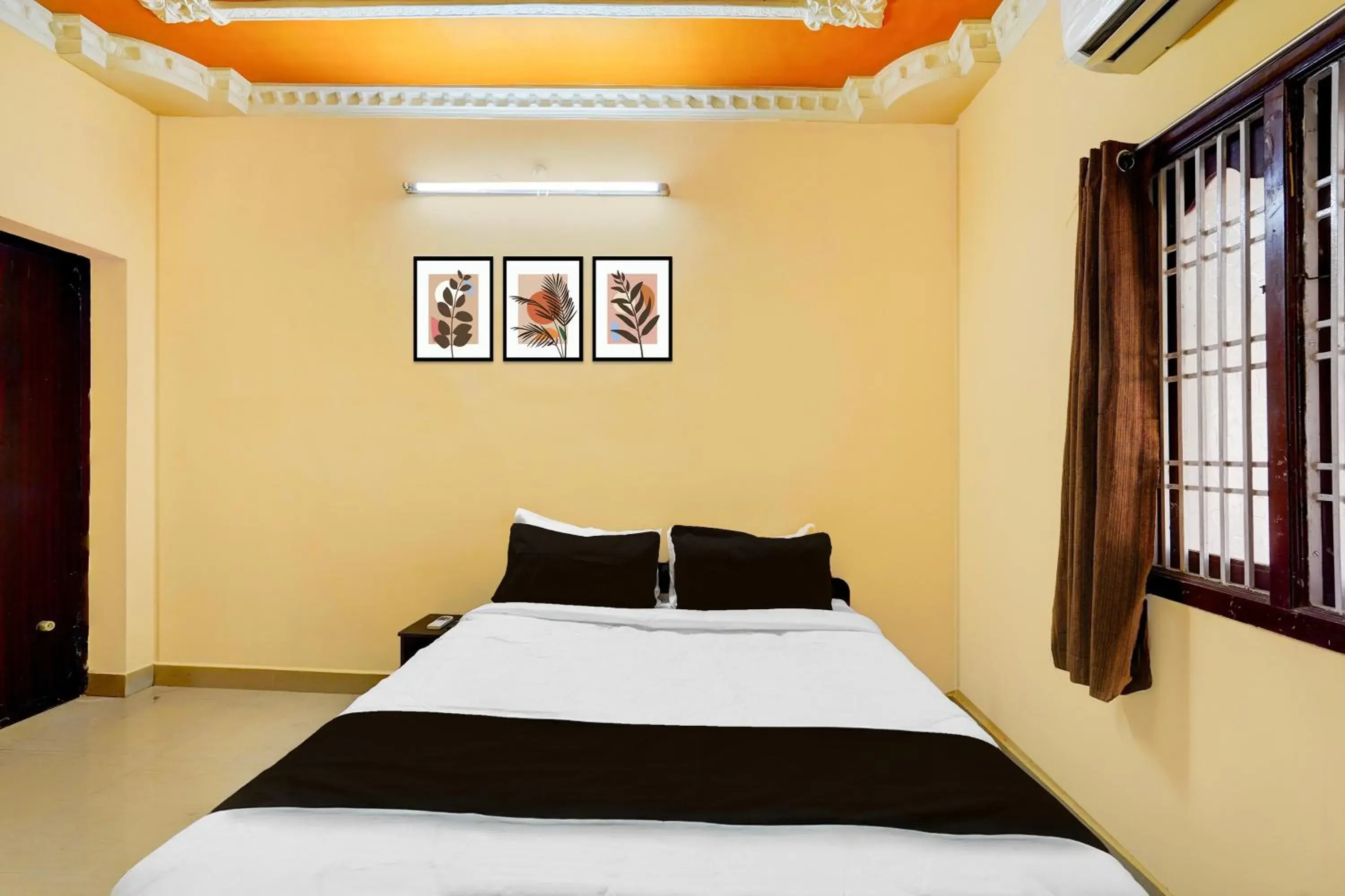 Bedroom, Bed in Super Hotel O Nemeli Road Sriram Nagar Bedroom, Bed in Super Hotel O Nemeli Road Sriram Nagar