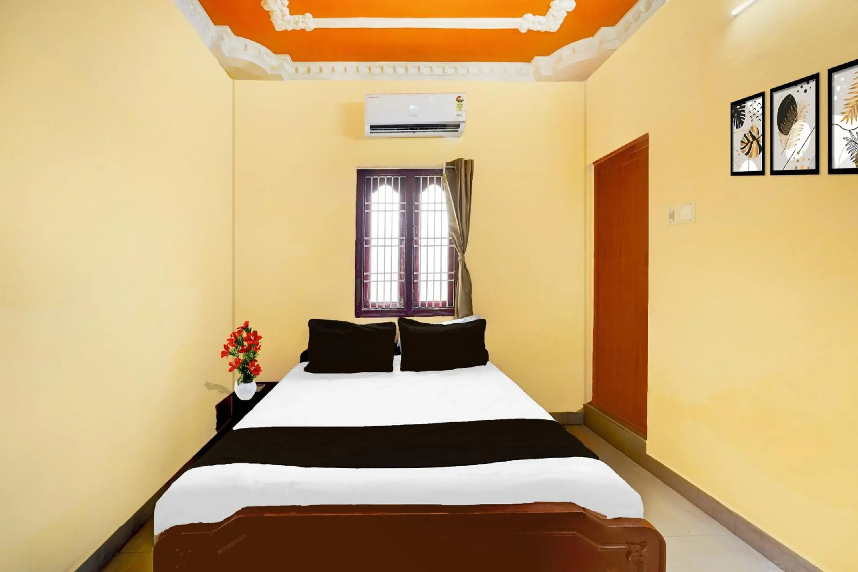 Bedroom, Bed in Super Hotel O Nemeli Road Sriram Nagar Bedroom, Bed in Super Hotel O Nemeli Road Sriram Nagar