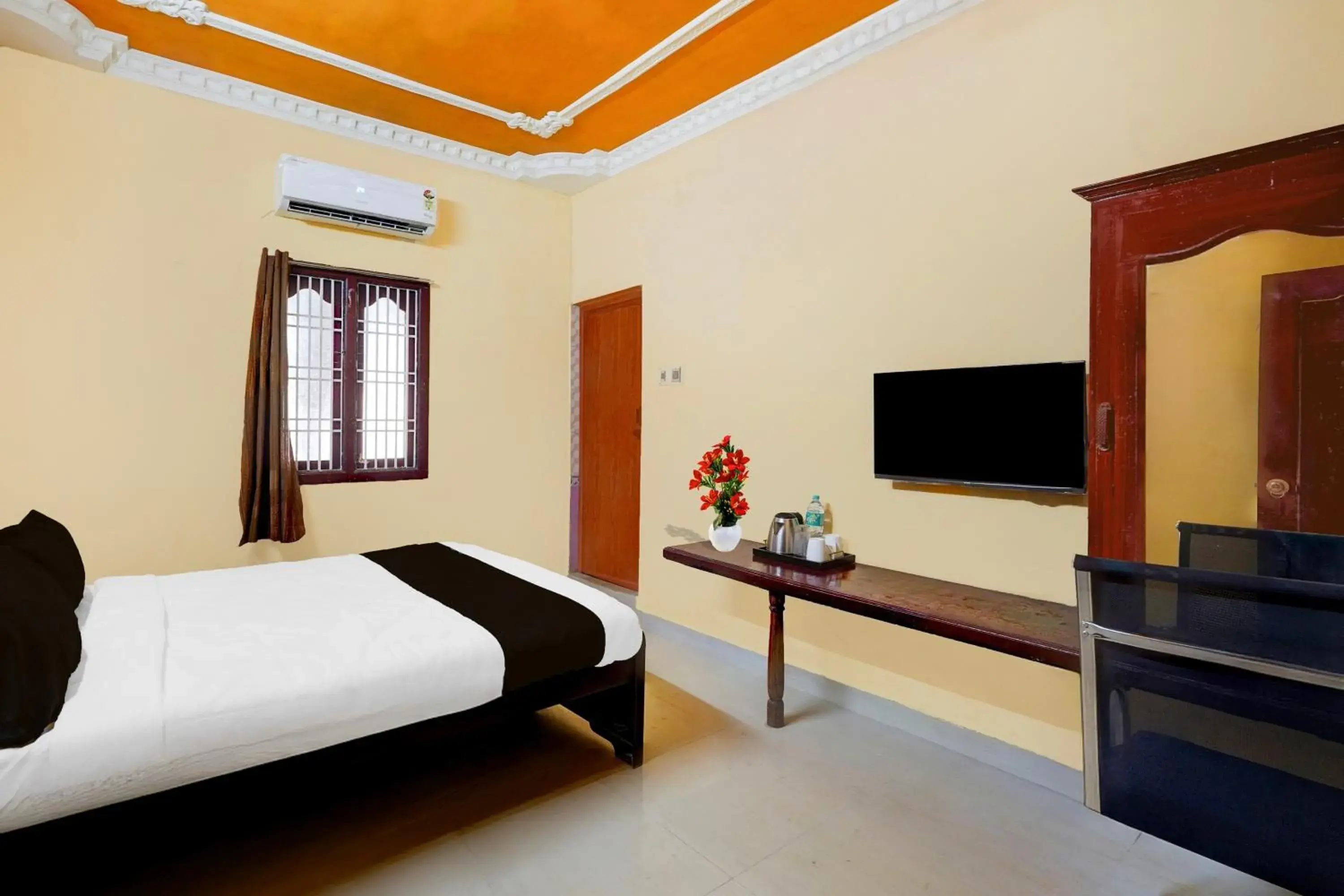 Bedroom, Bed in Super Hotel O Nemeli Road Sriram Nagar Bedroom, Bed in Super Hotel O Nemeli Road Sriram Nagar