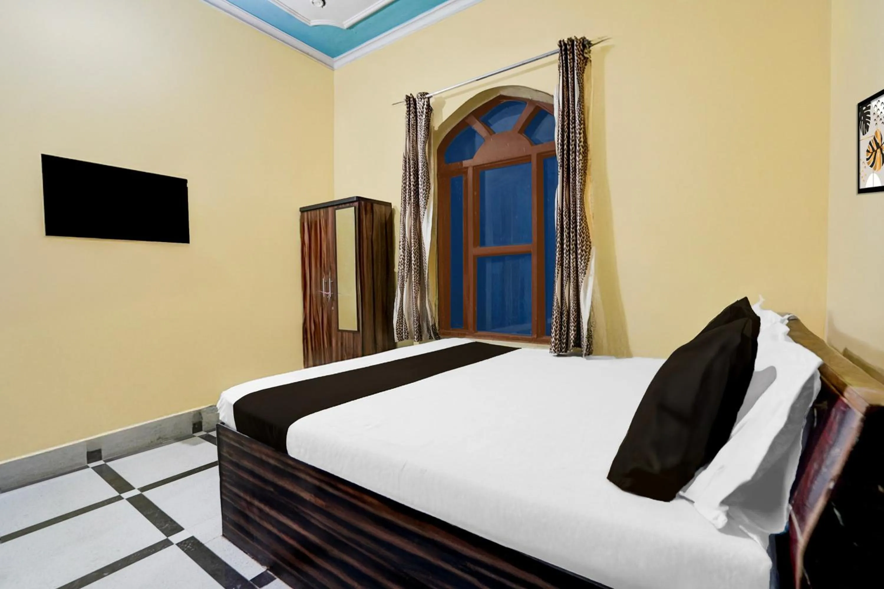 Bedroom, Bed in Hotel O Behror