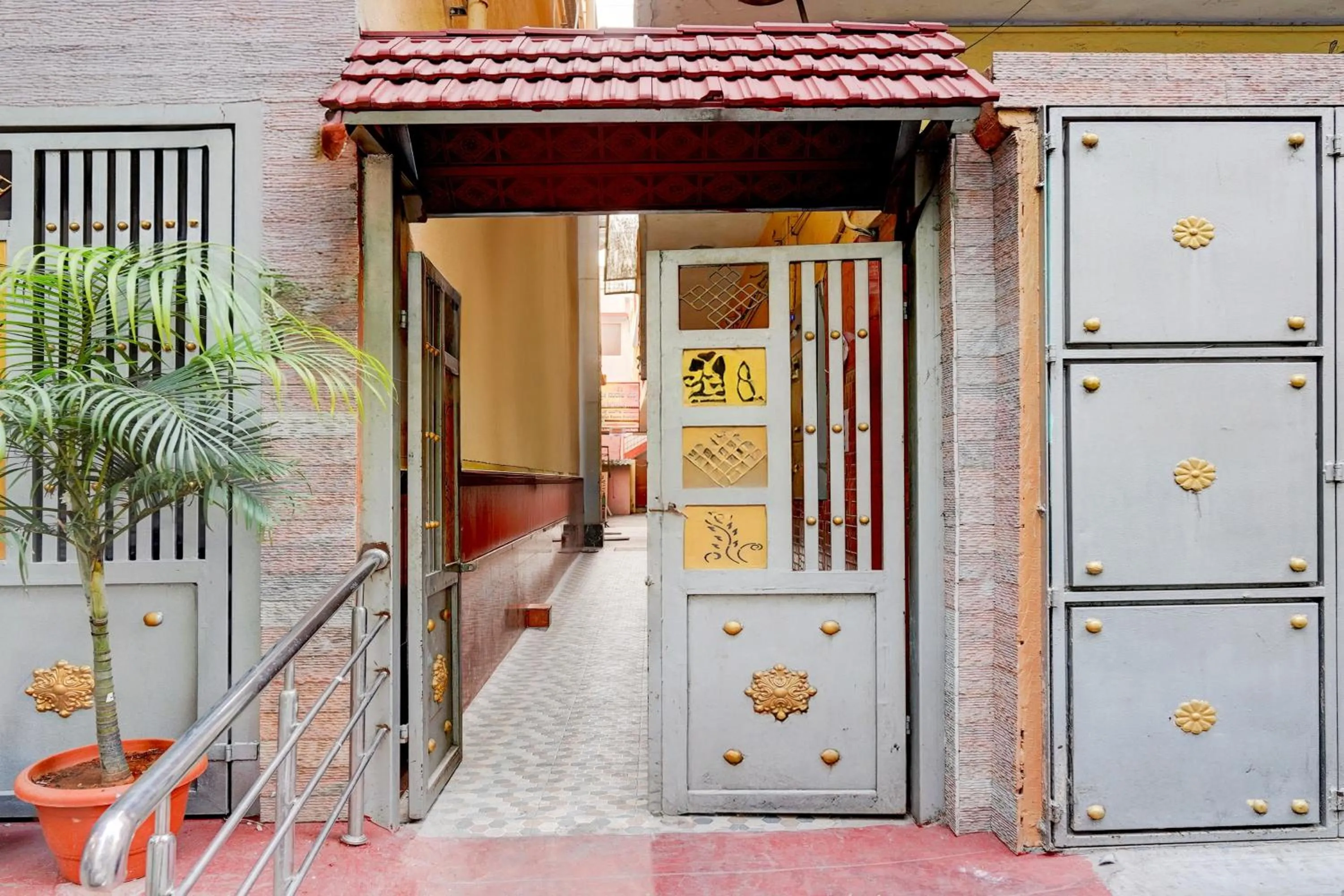 Facade/entrance in Hotel O Ramachandrapuram formerly known Nataraja Boarding & Lodging