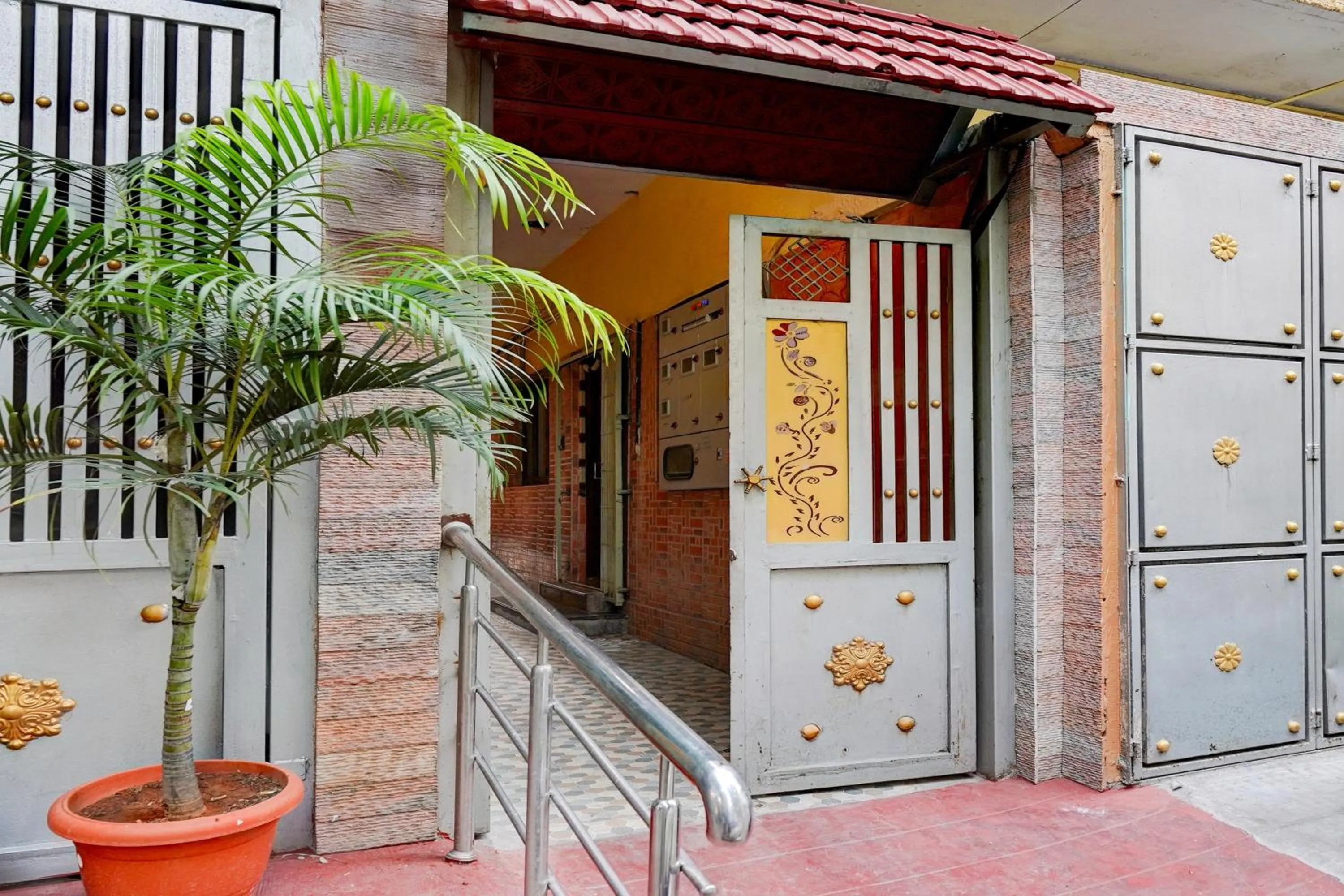 Facade/entrance in Hotel O Ramachandrapuram formerly known Nataraja Boarding & Lodging