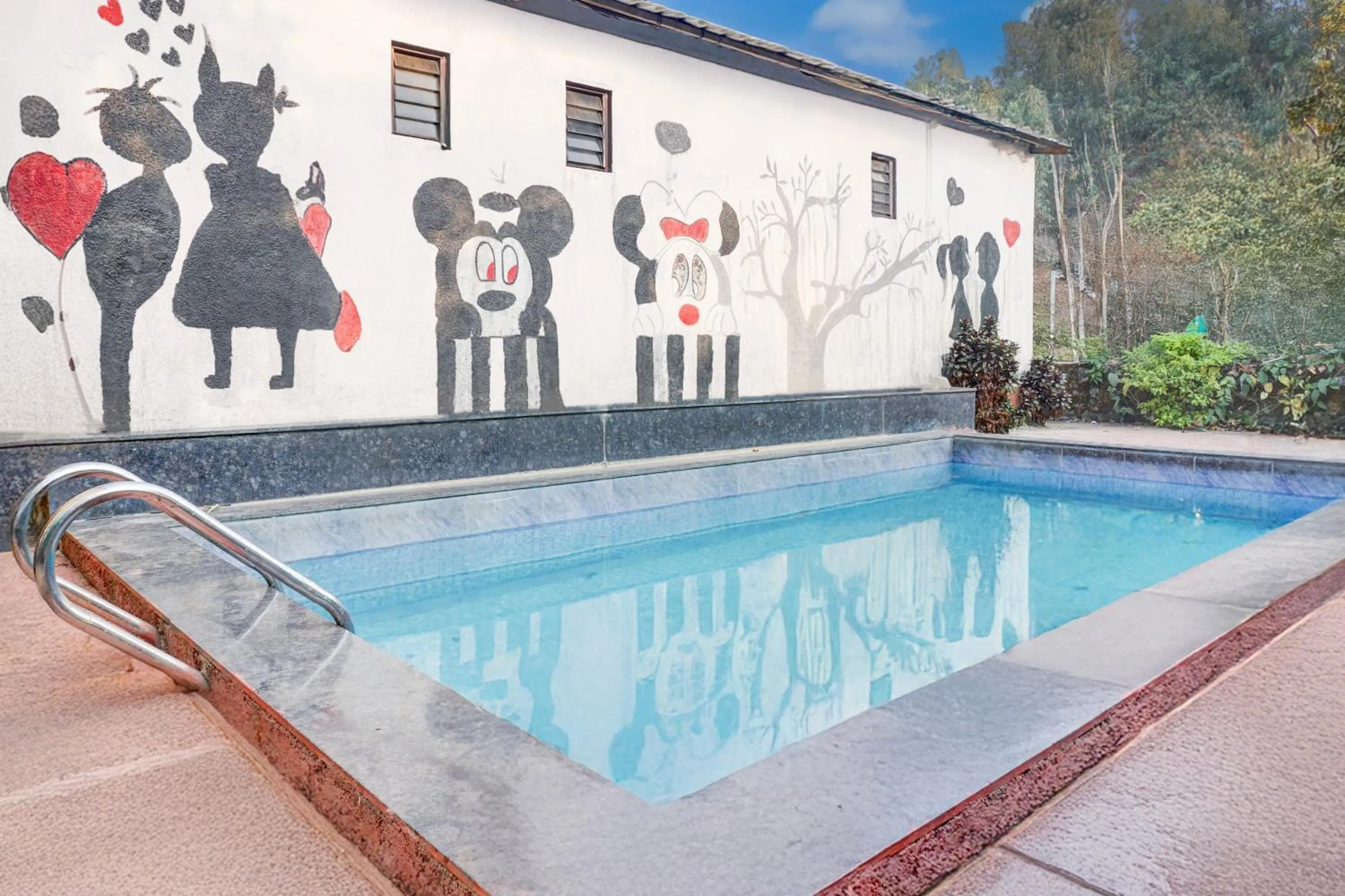 Swimming pool in Hotel O Malavli Lonavala