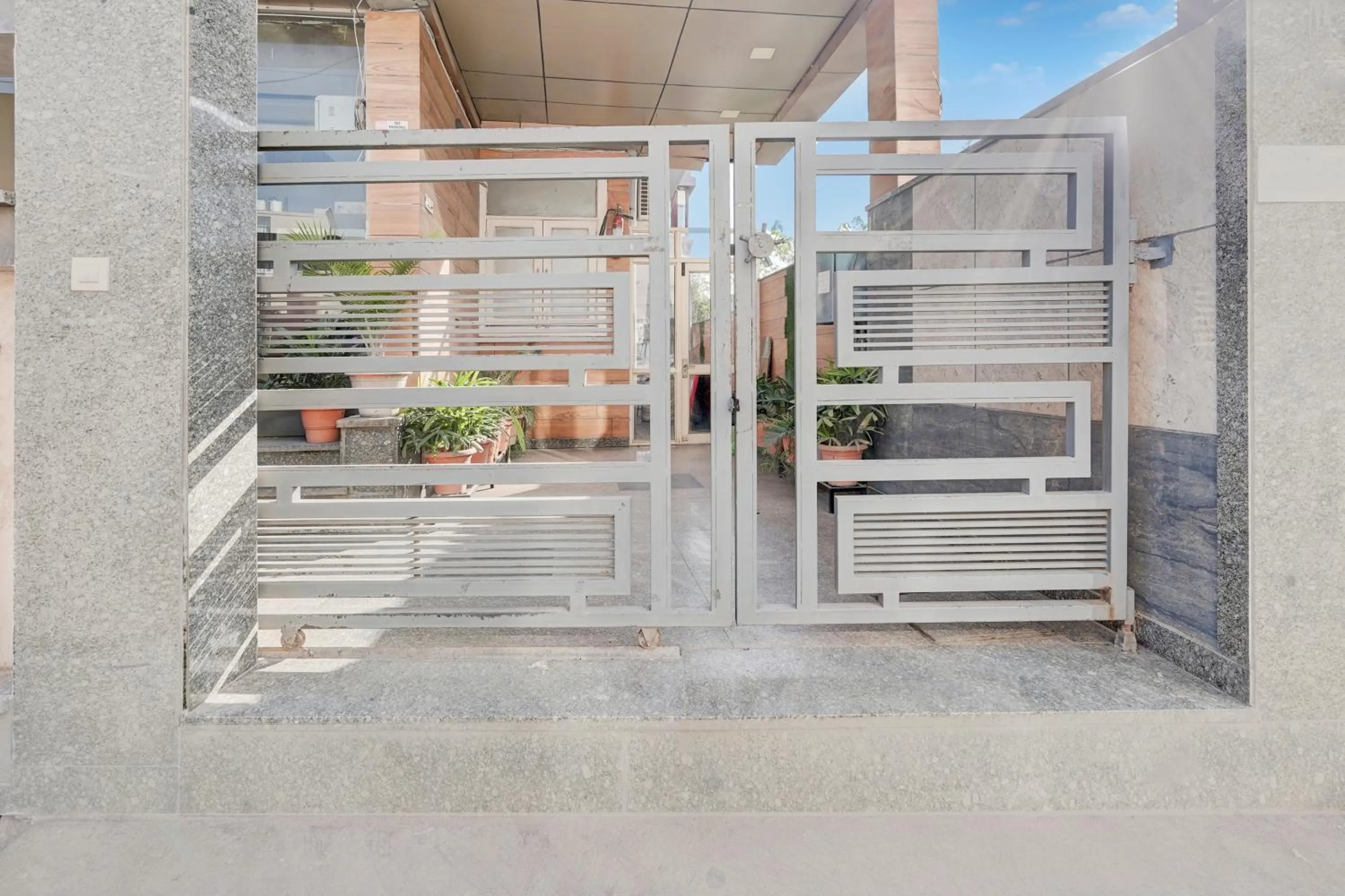 Facade/entrance in Super Hotel O GMS Road Near Bus Stand