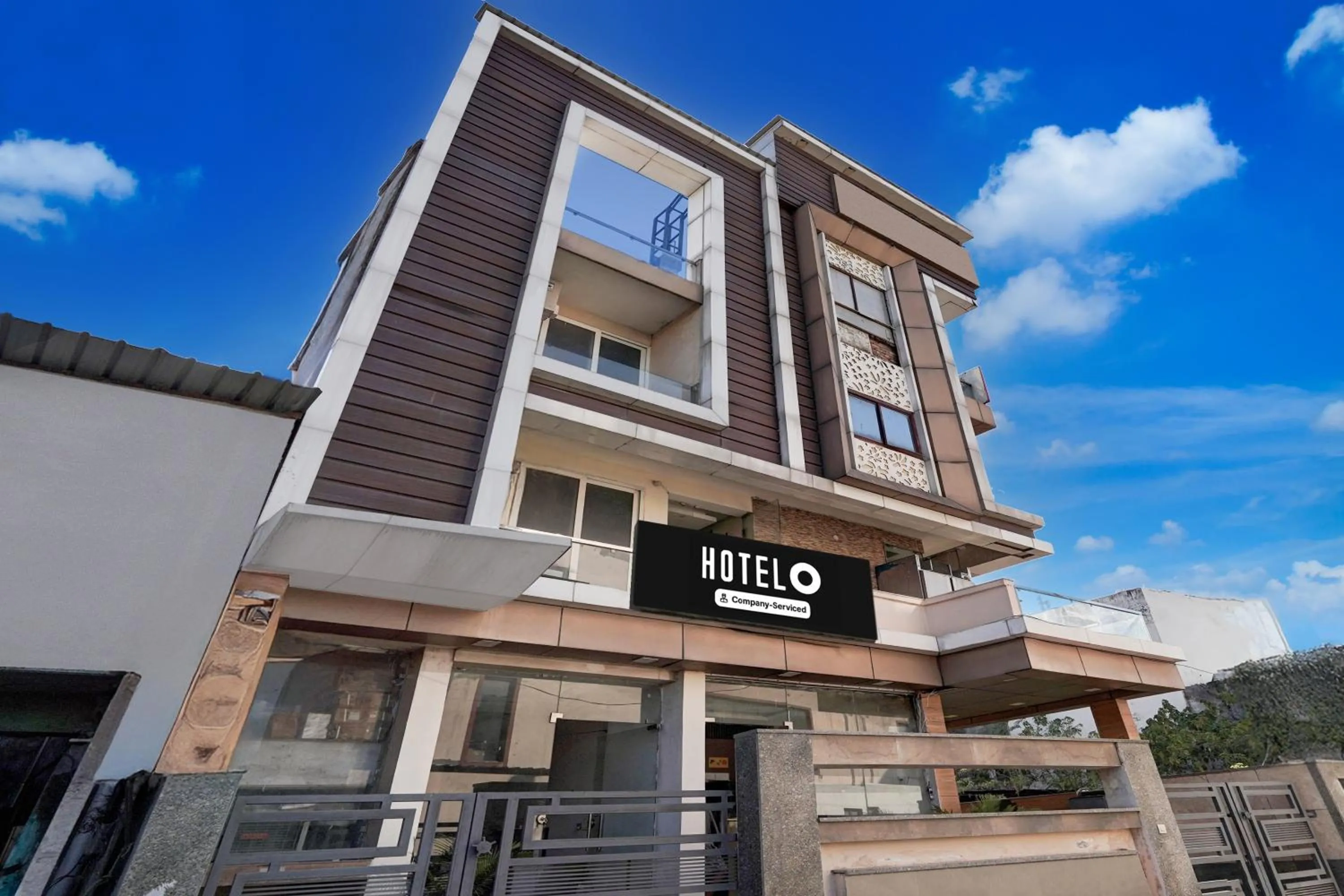 Facade/entrance in Super Hotel O GMS Road Near Bus Stand