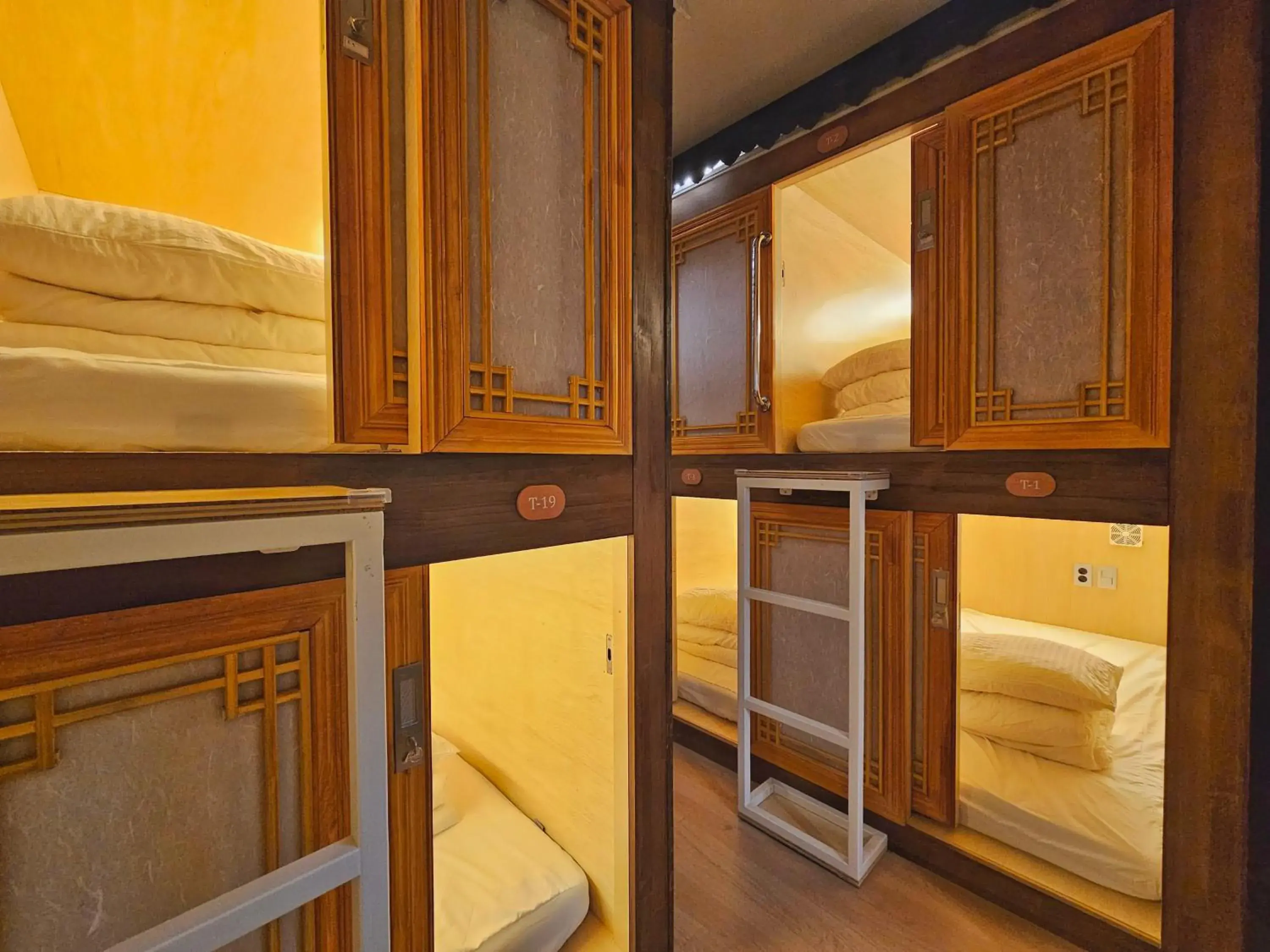 82 Capsule Hotel 82 Capsule Hotel