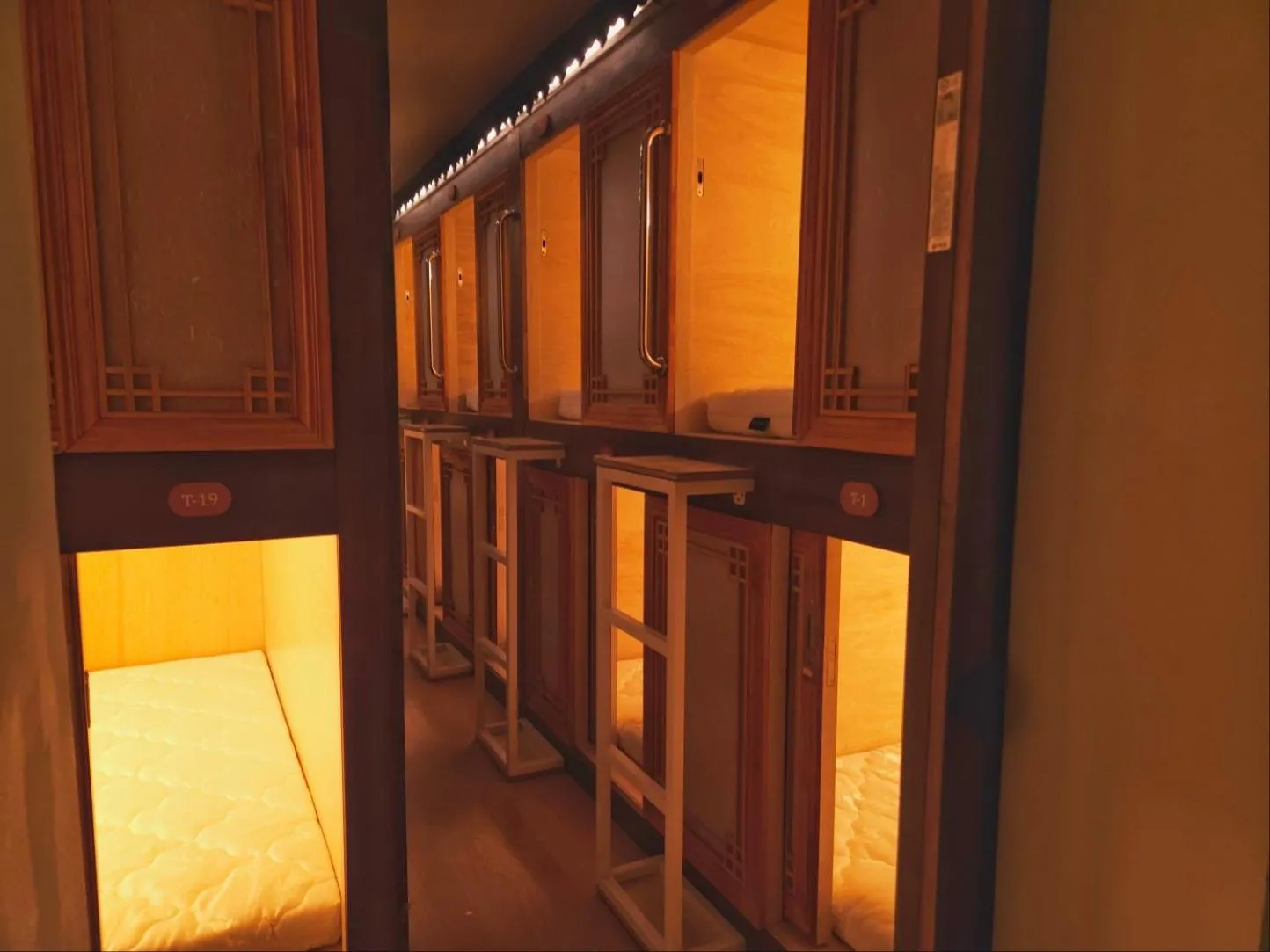 82 Capsule Hotel