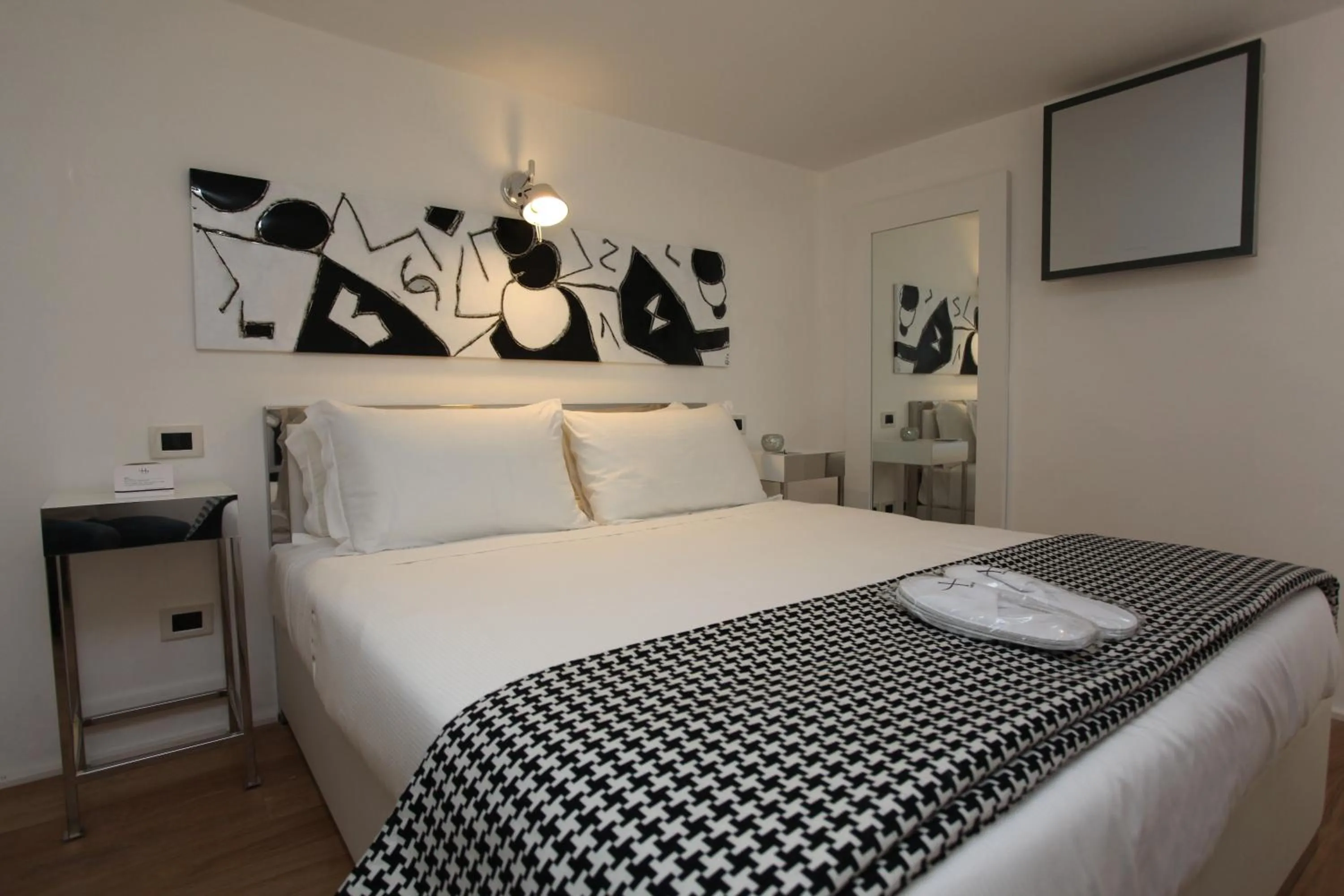 Photo of the whole room, Bed in LHP Suite Roma Piazza del Popolo