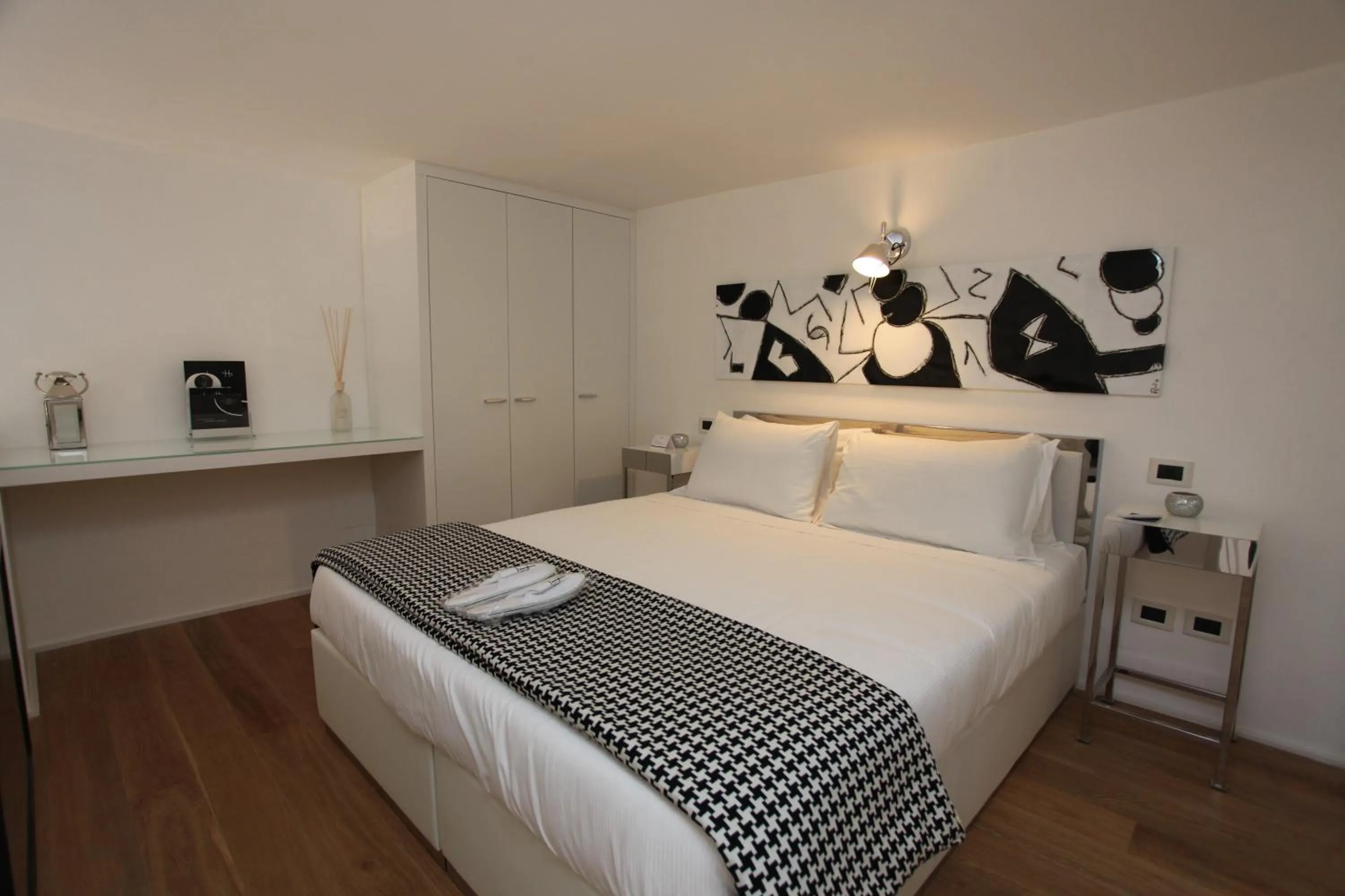 Photo of the whole room, Bed in LHP Suite Roma Piazza del Popolo
