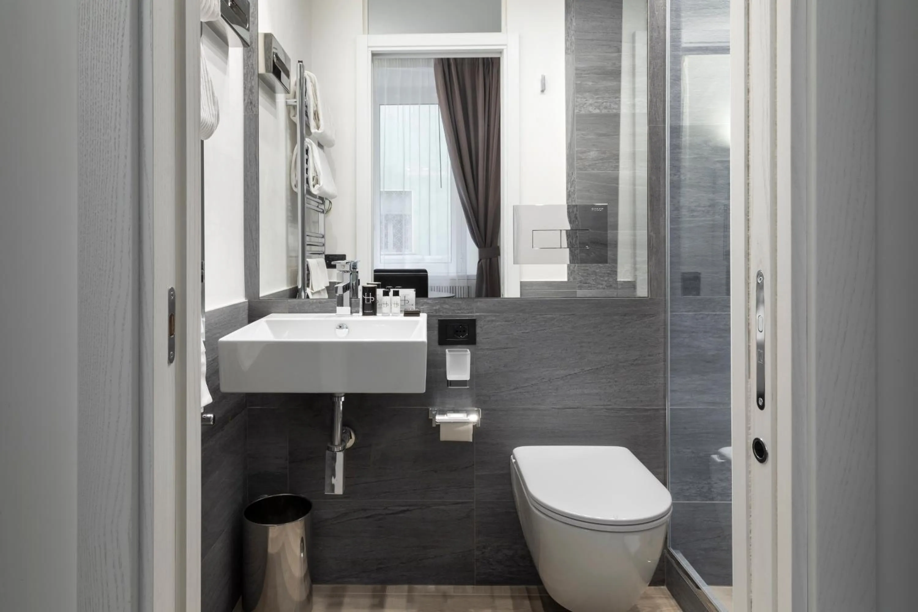 Bathroom in LHP Suite Roma Piazza del Popolo