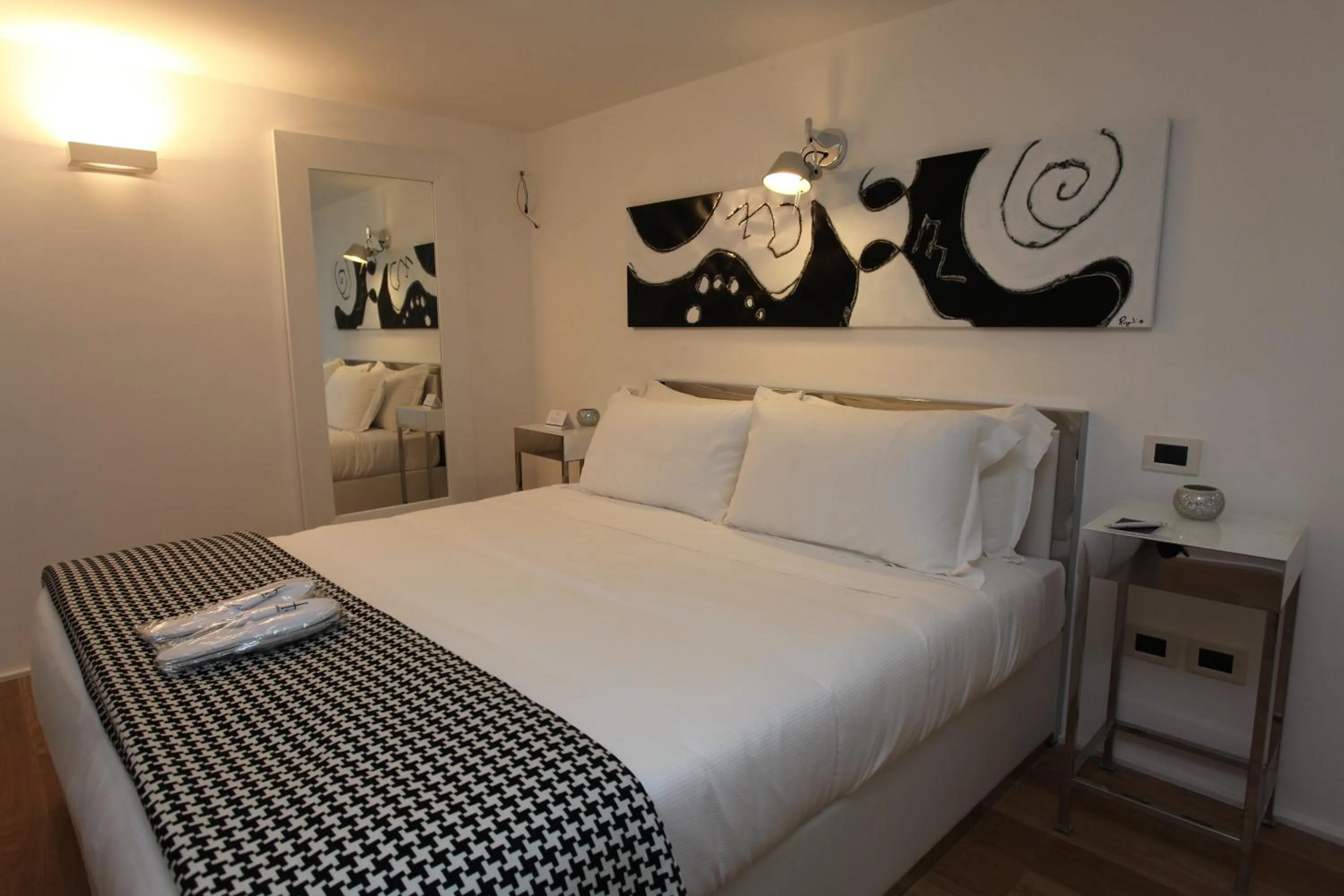 Photo of the whole room, Bed in LHP Suite Roma Piazza del Popolo