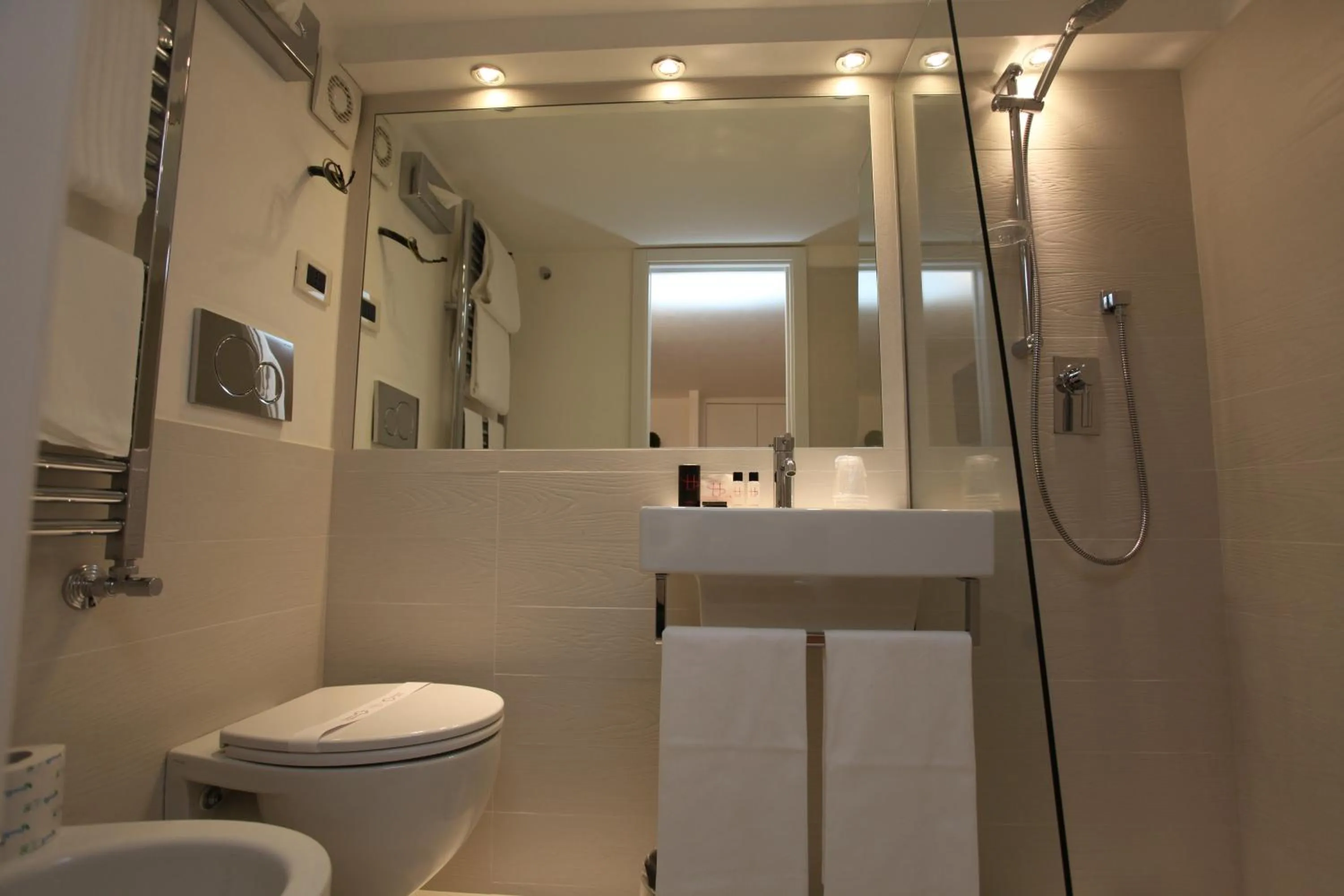 Bathroom in LHP Suite Roma Piazza del Popolo