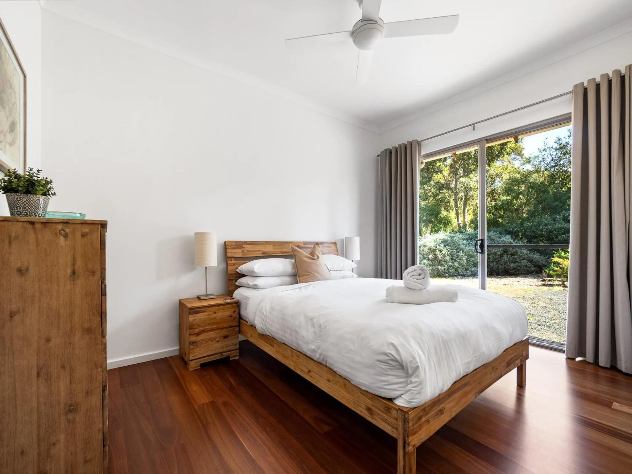 Photo of the whole room, Bed in The Deck - Margaret River NEW