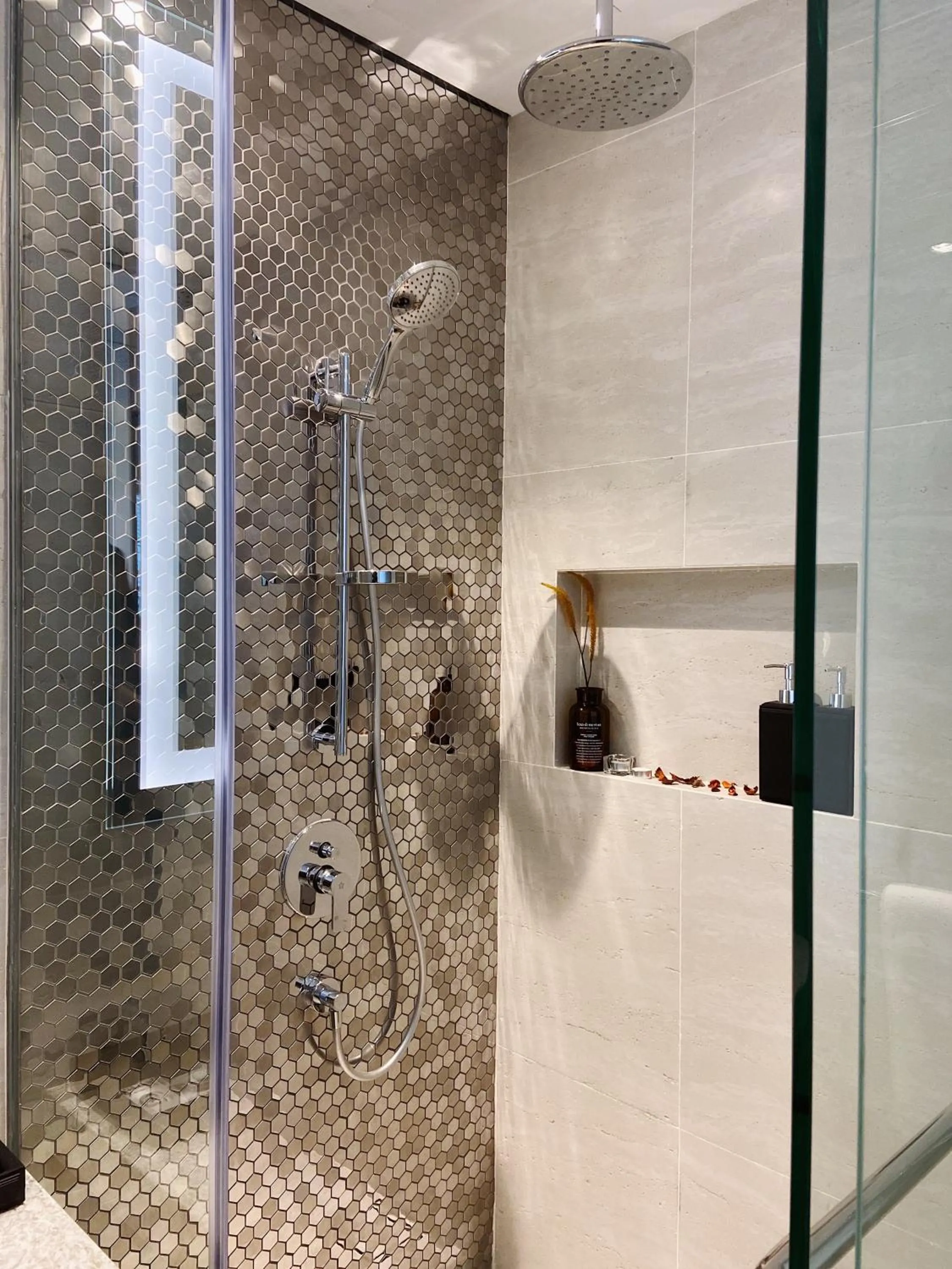 Shower in Star Deluxe Suites KLCC by WSD