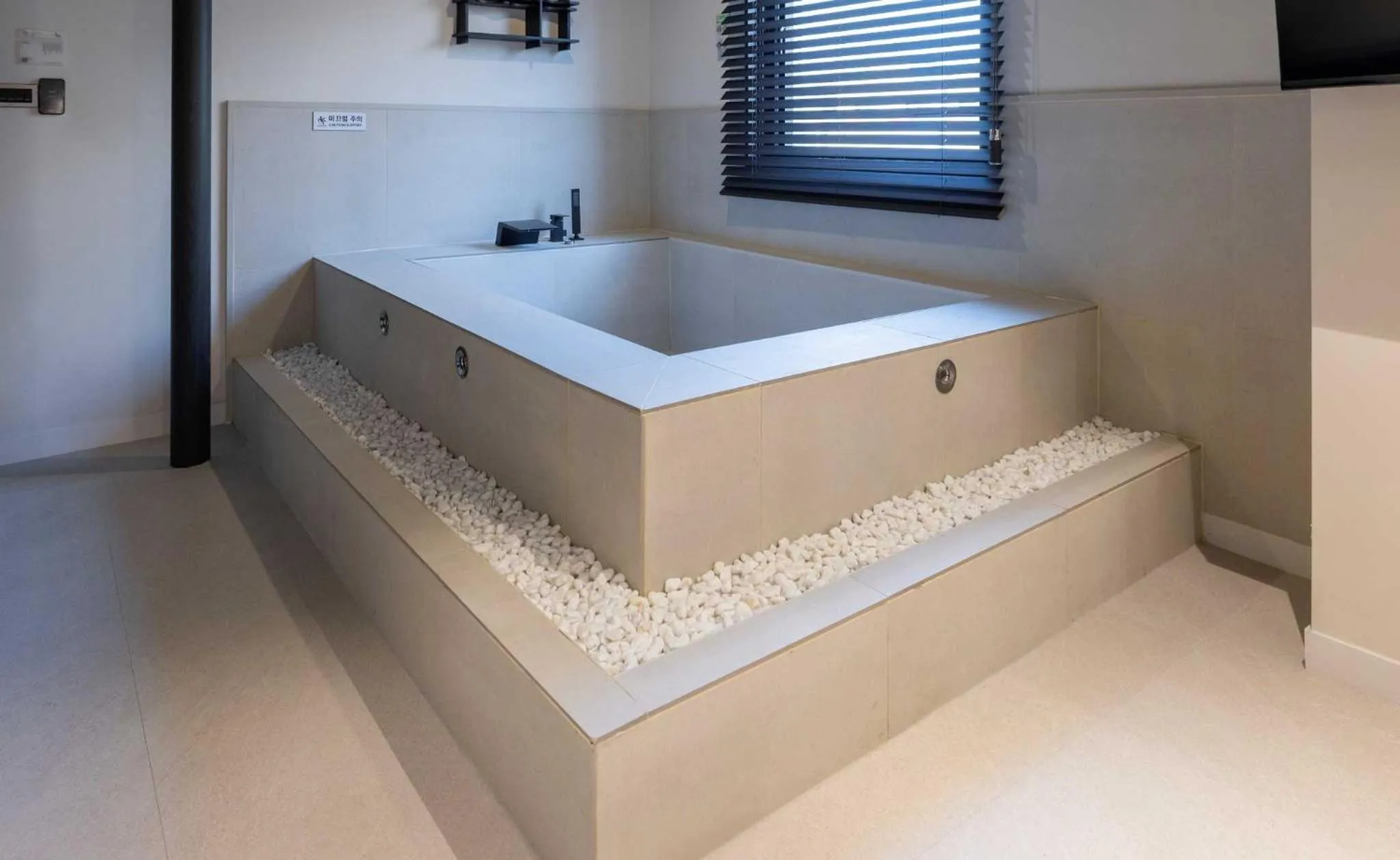 Hot Tub in Aank Hotel and Spa Jongno Unni