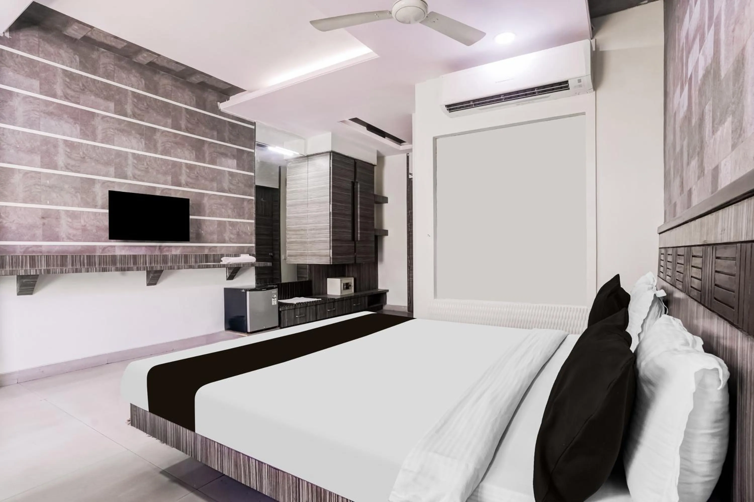 Deluxe Triple Room - single occupancy in Super Townhouse Kranti Square Aurangabad