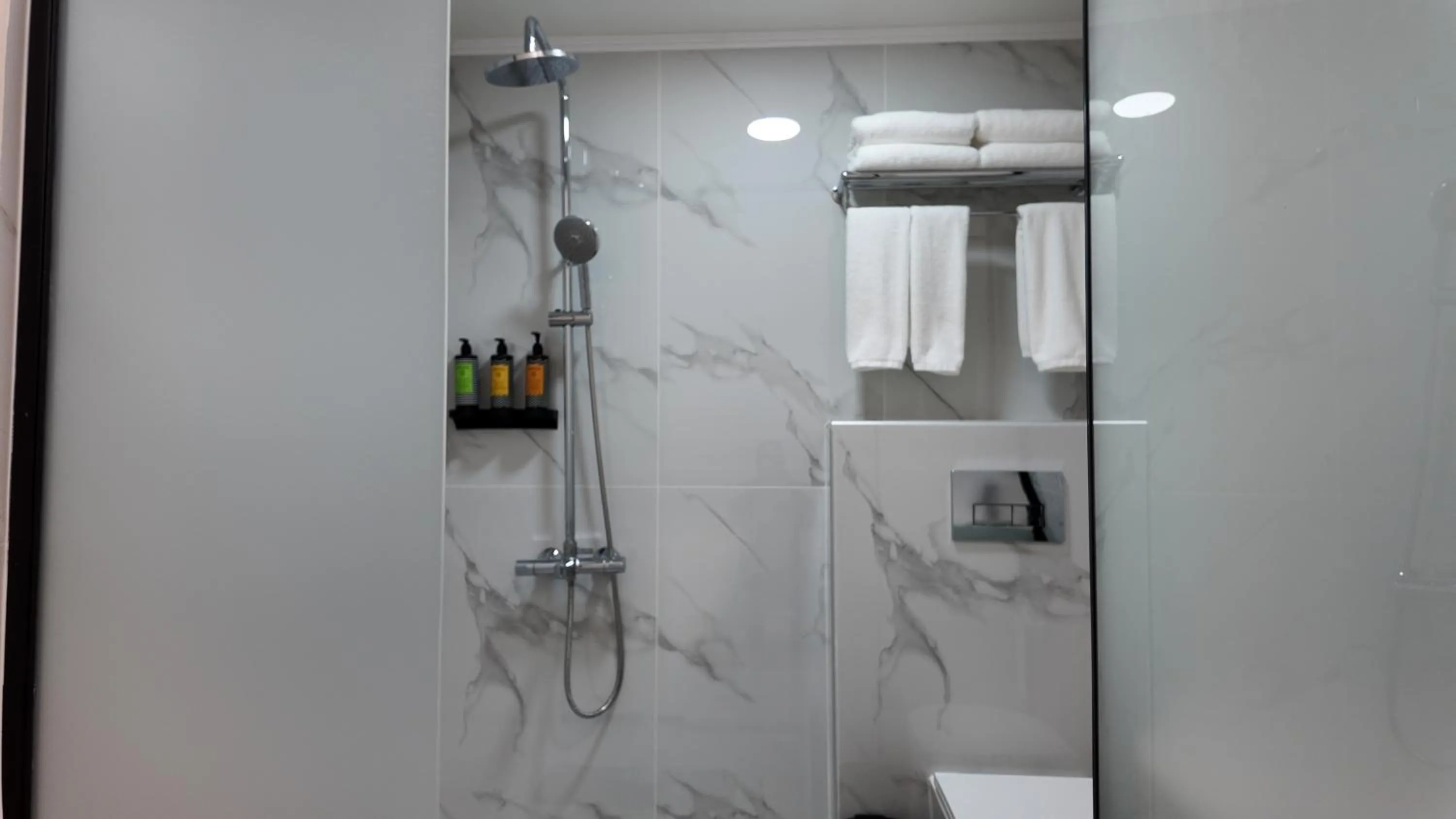 Shower in CC LUX Suites in Piraeus Port