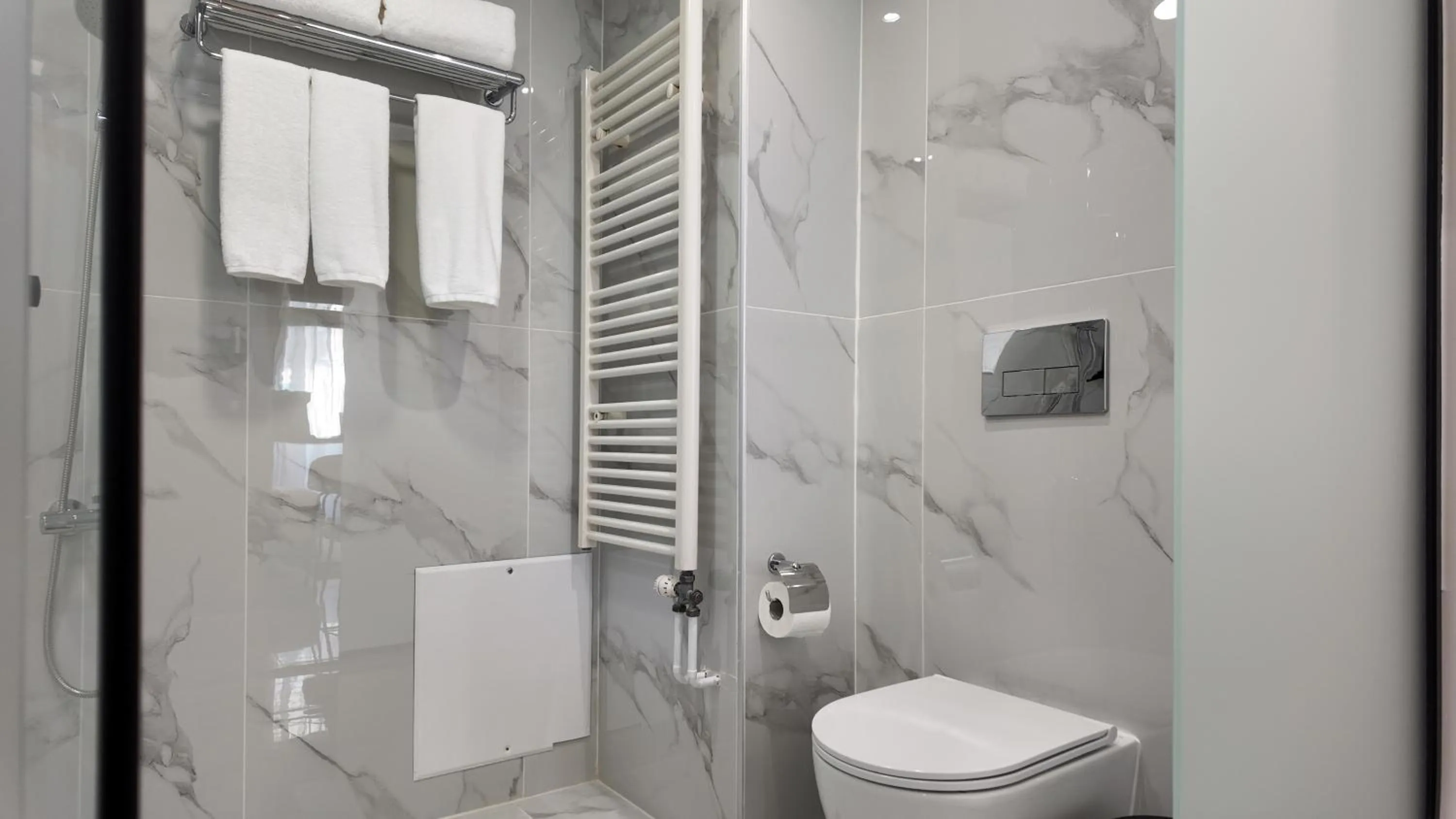 Toilet in CC LUX Suites in Piraeus Port