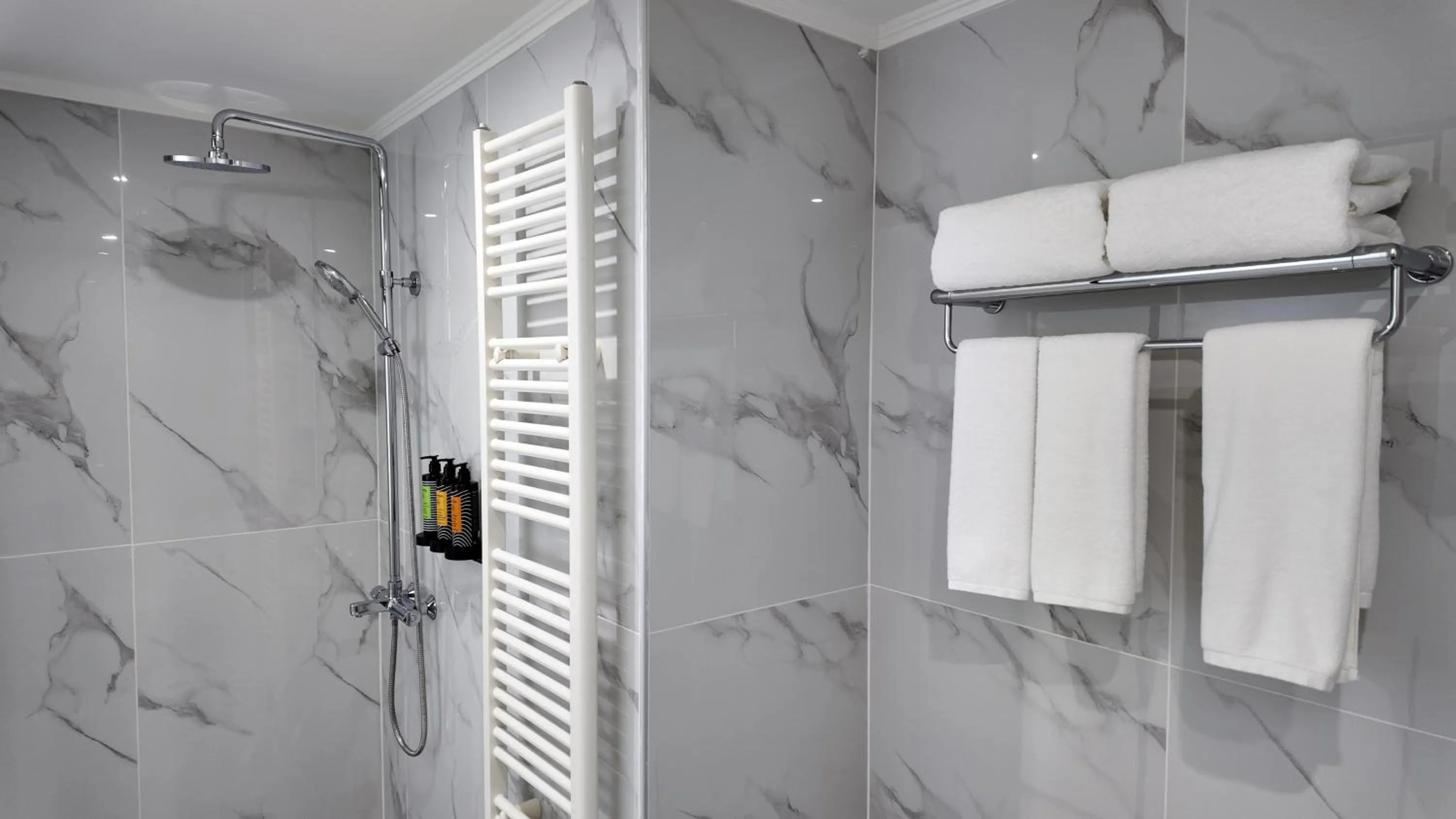 Shower in CC LUX Suites in Piraeus Port