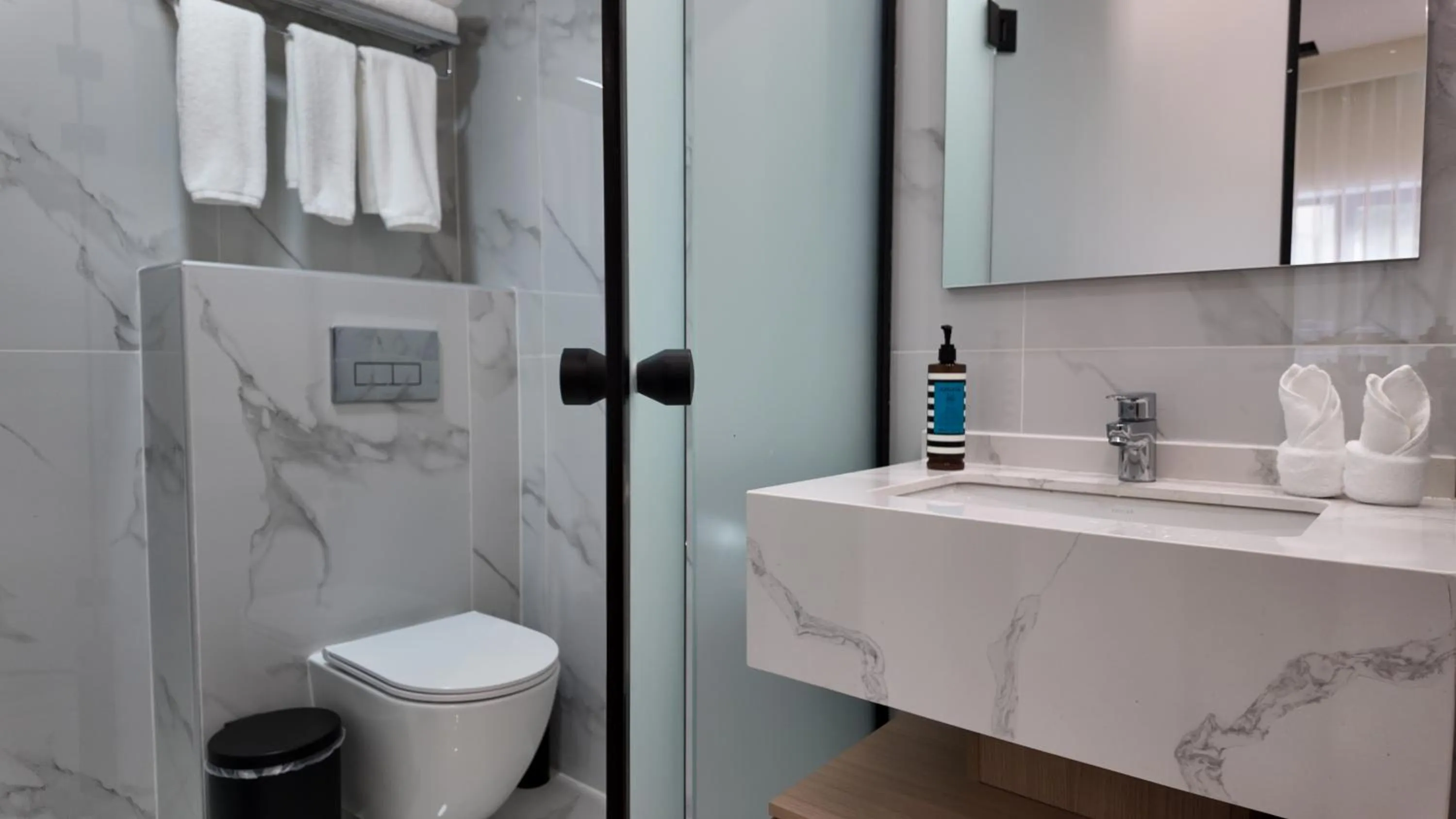 Toilet in CC LUX Suites in Piraeus Port