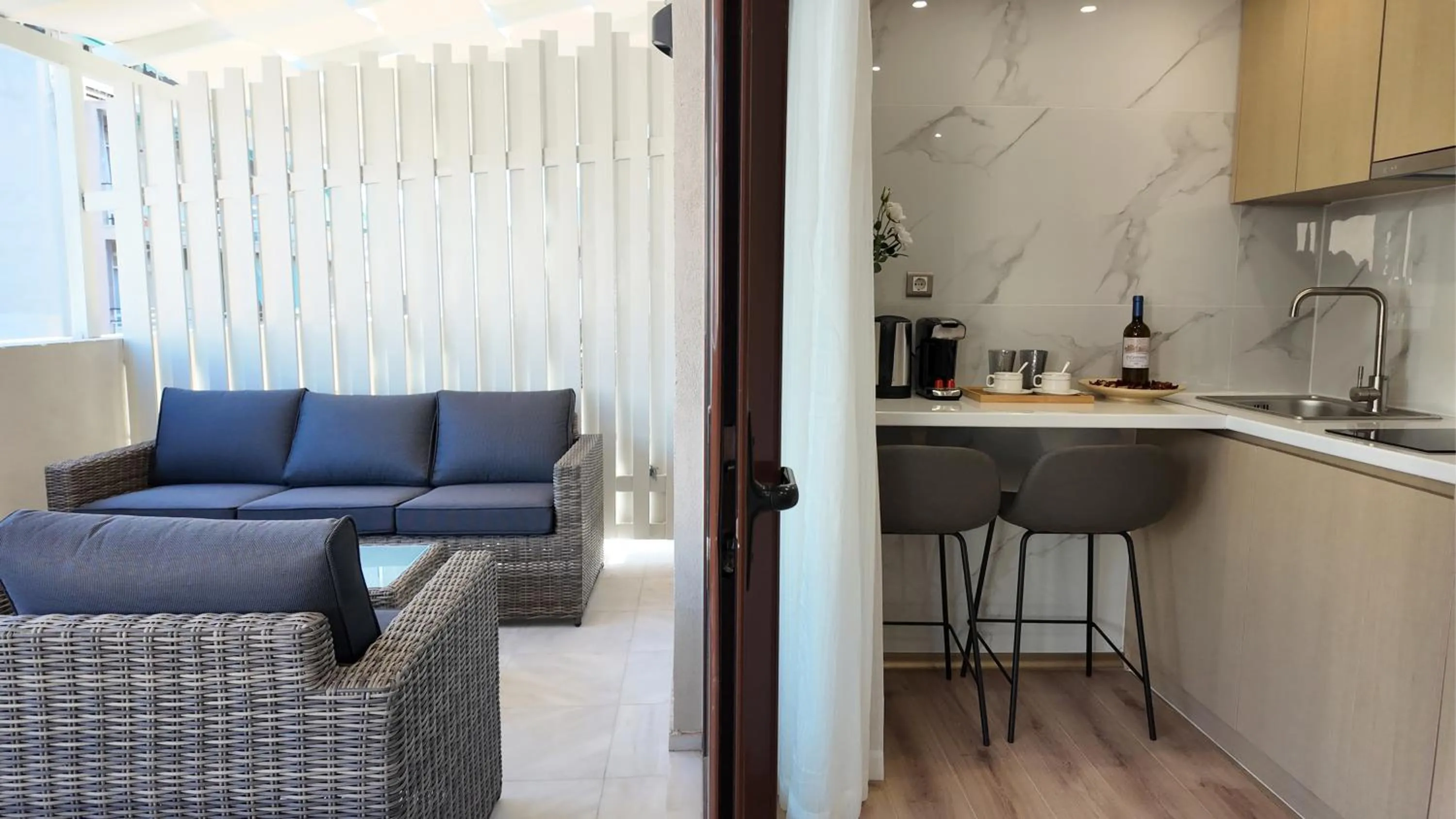 Kitchen or kitchenette in CC LUX Suites in Piraeus Port